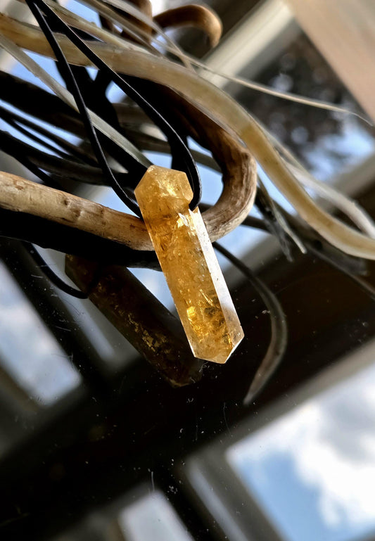 Citrin Kristall Spitze, Doppelender, golden healer, Anhänger, 43 x 12 x 12 mm, gebohrt, an verstellbarem Lederband