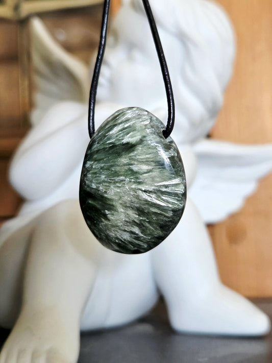 Zauberhafter Seraphinit, Seraphinite, Serafinit, Stein der Engel, Engelsstein Anhänger, 35 x 25 x 11mm, gebohrt, an verstellbarem Lederband
