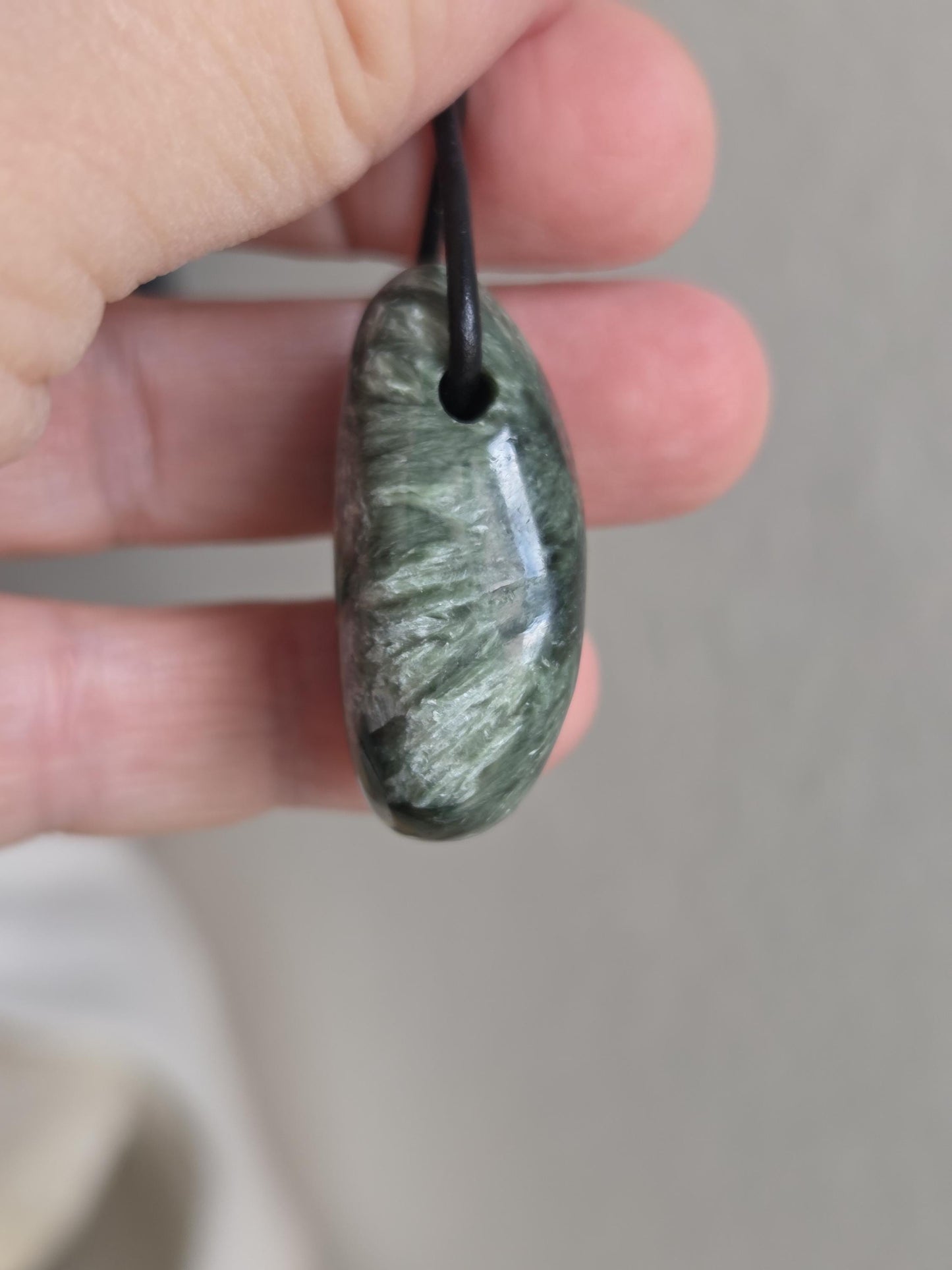Zauberhafter Seraphinit, Seraphinite, Serafinit, Stein der Engel, Engelsstein Anhänger, 35 x 25 x 11mm, gebohrt, an verstellbarem Lederband
