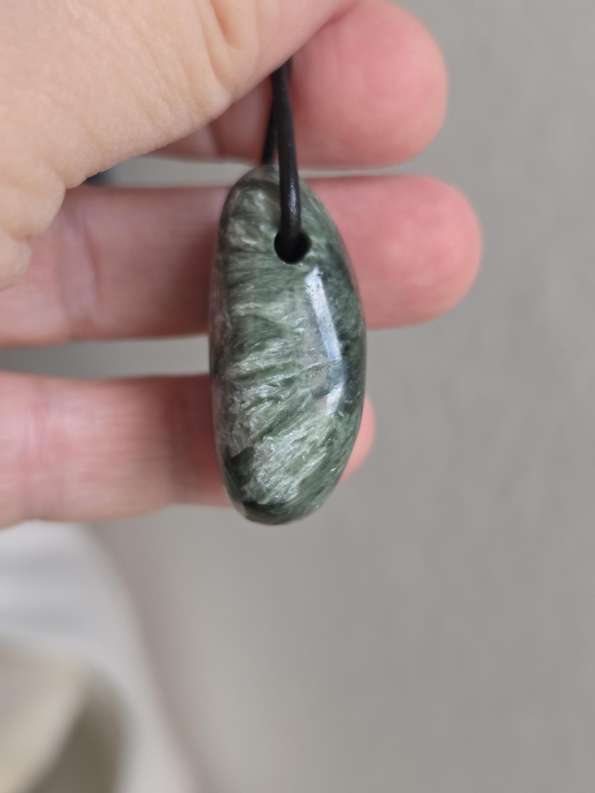 Zauberhafter Seraphinit, Seraphinite, Serafinit, Stein der Engel, Engelsstein Anhänger, 35 x 25 x 11mm, gebohrt, an verstellbarem Lederband