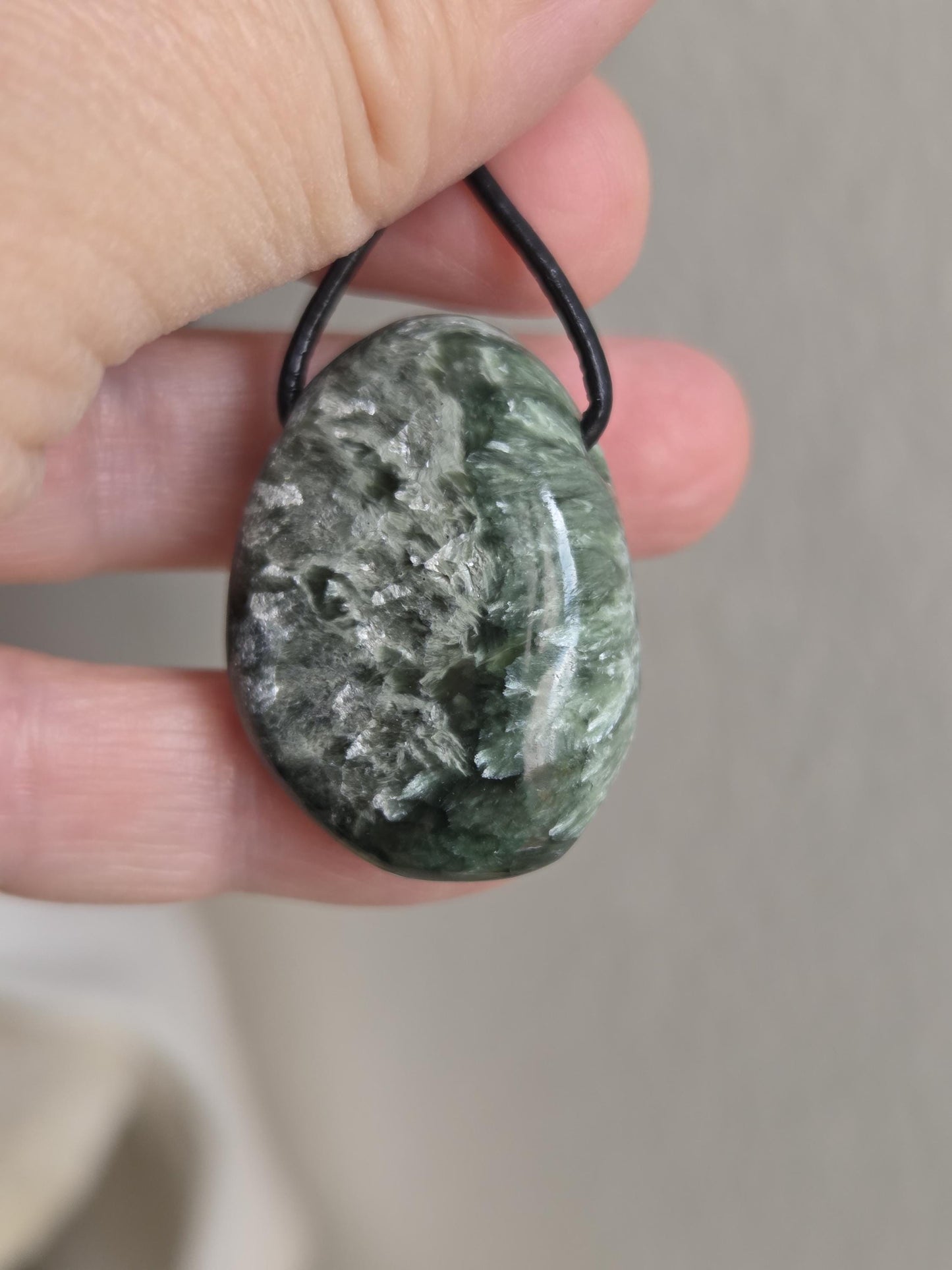 Zauberhafter Seraphinit, Seraphinite, Serafinit, Stein der Engel, Engelsstein Anhänger, 35 x 25 x 11mm, gebohrt, an verstellbarem Lederband