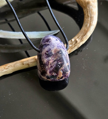 Fluorit Opal Tiffany Stone Anhänger, 28 x 19 x 14 , gebohrt, an verstellbarem Lederband