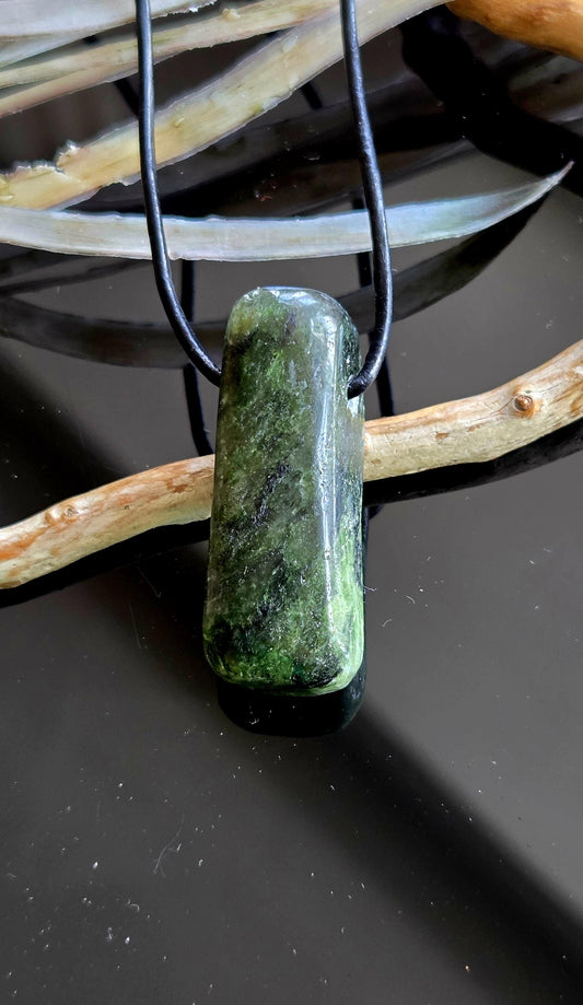 Kraftvoller Chromdiopsid Anhänger, 37 x 14 x 13 mm, an verstellbarem Lederband