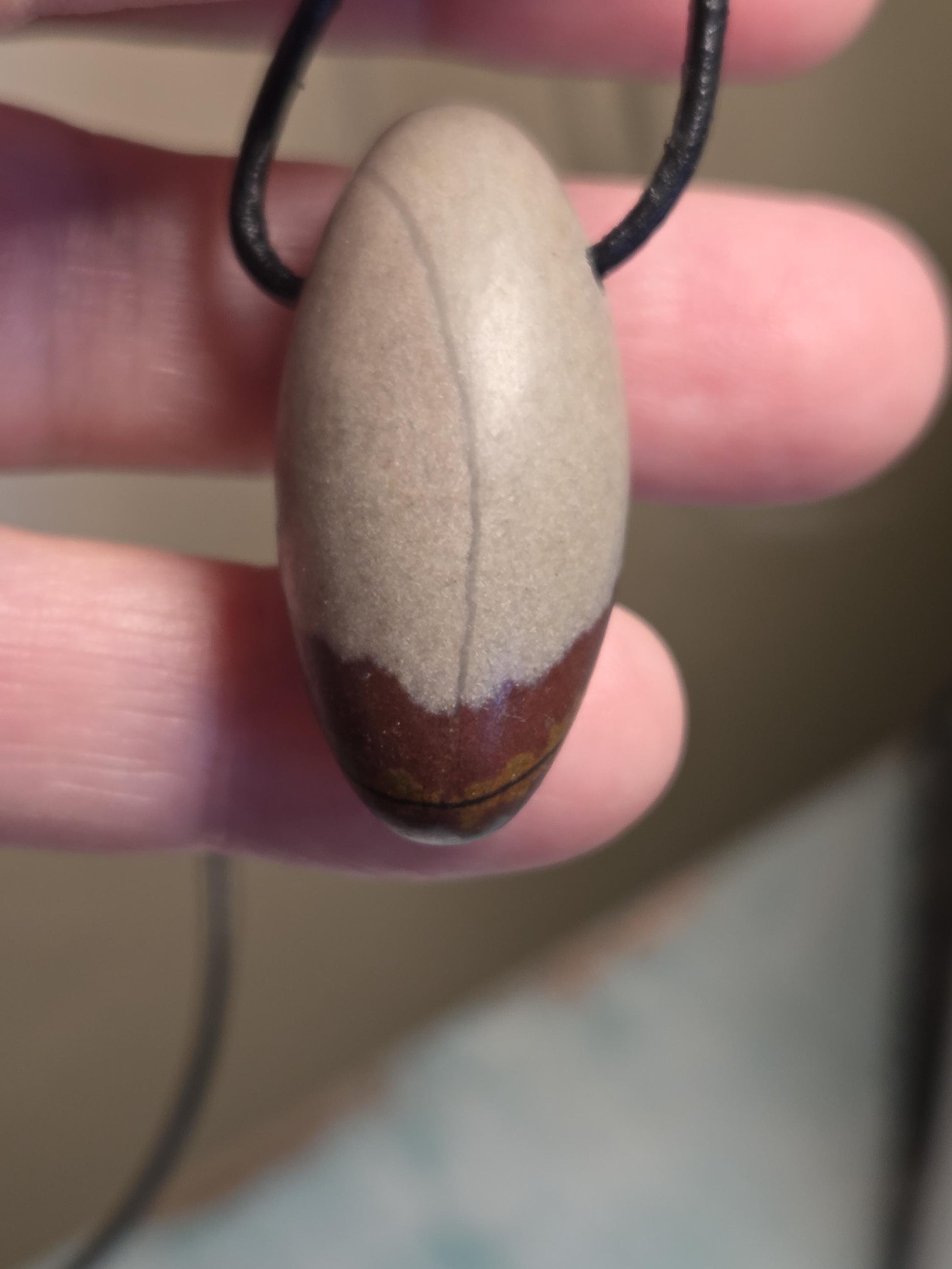 Shiva Lingam Venus Stein Anhänger, 35 x 17 mm, gebohrt, am Lederband
