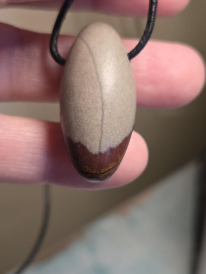 Shiva Lingam Venus Stein Anhänger, 35 x 17 mm, gebohrt, am Lederband