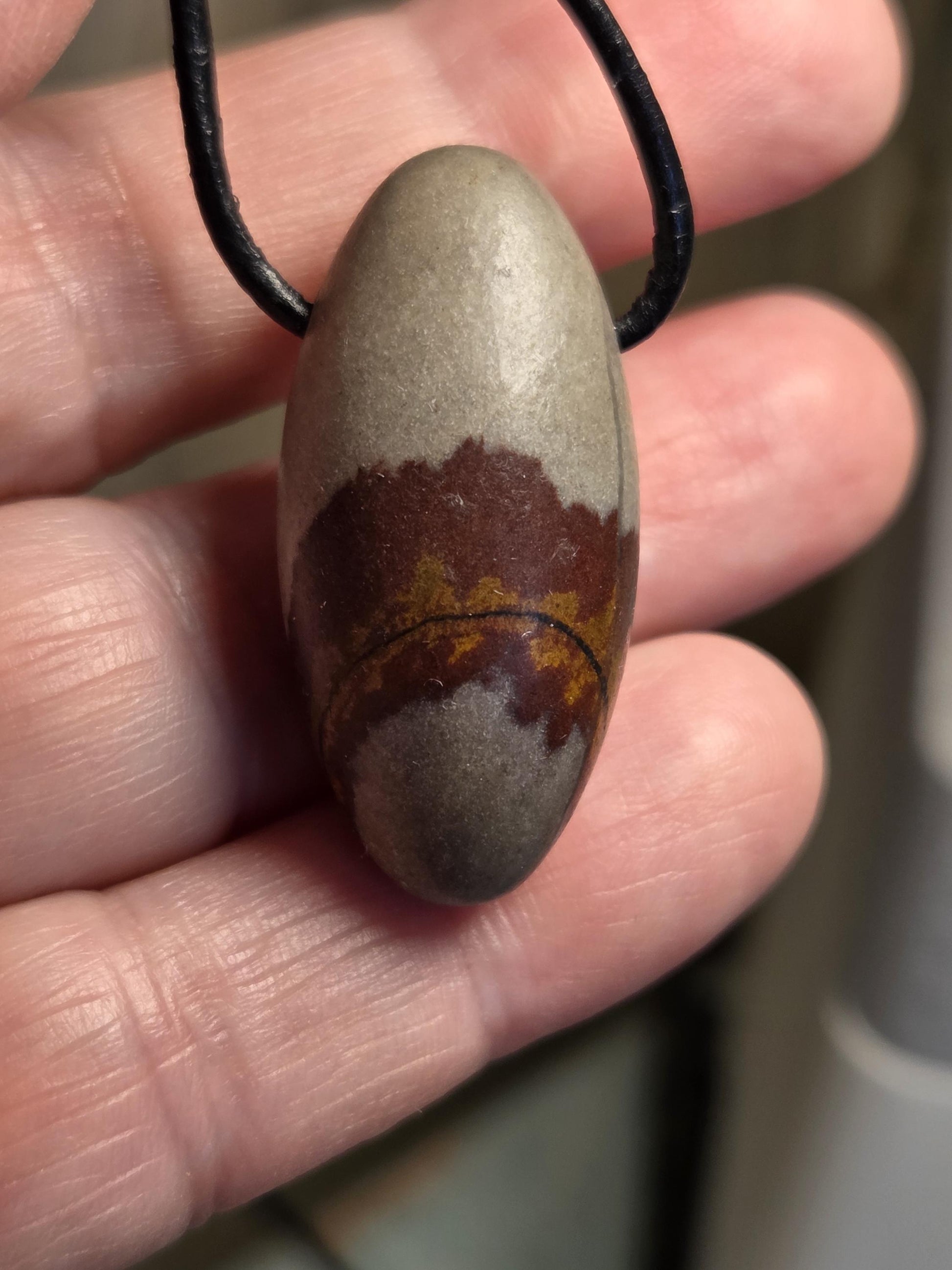 Shiva Lingam Venus Stein Anhänger, 35 x 17 mm, gebohrt, am Lederband