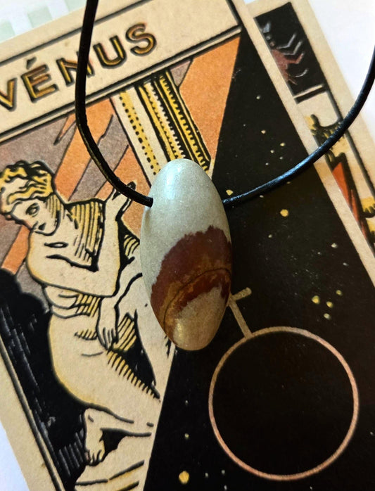 Shiva Lingam Venus Stein Anhänger, 35 x 17 mm, gebohrt, am Lederband