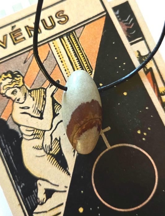Shiva Lingam Venus Stein Anhänger, 35 x 17 mm, gebohrt, am Lederband