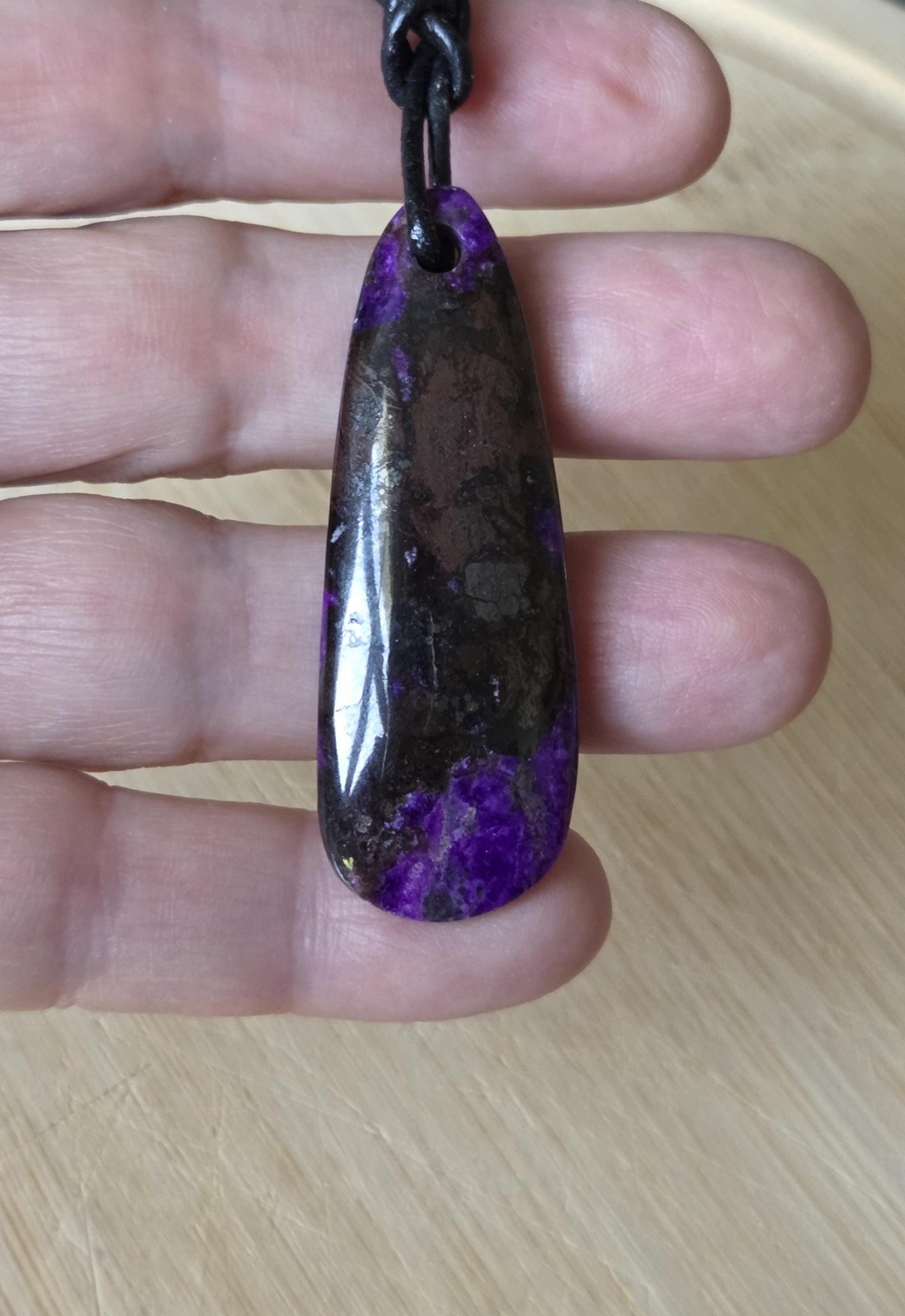 Seltener Sugilith großer langer Anhänger, 51 x 18 x 6 mm, gebohrt, an verstellbarem Lederband