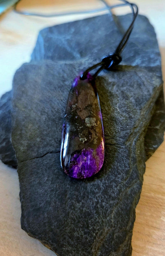Seltener Sugilith großer langer Anhänger, 51 x 18 x 6 mm, gebohrt, an verstellbarem Lederband