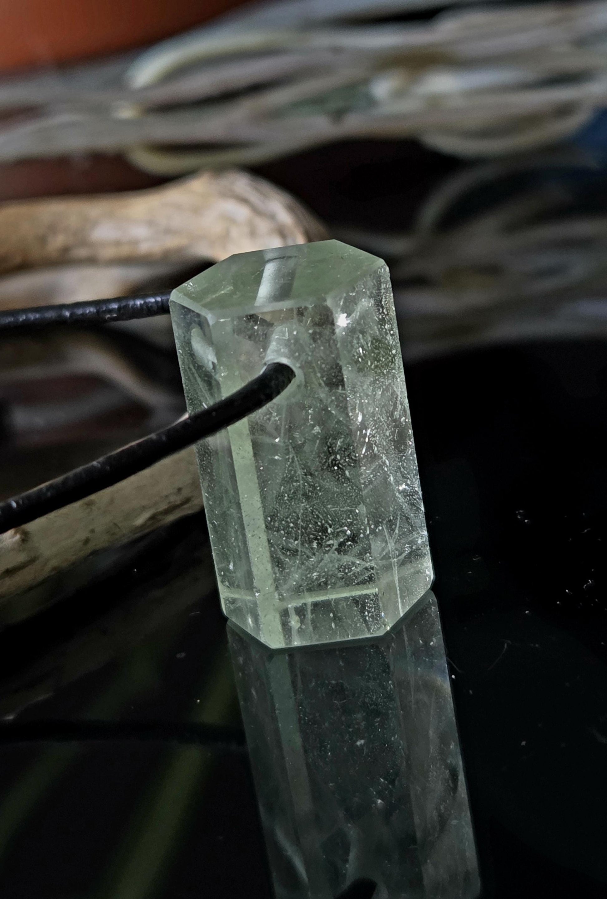 Kraftvoller Heliodor gelb grüner Beryll Goldberyll grün Kristall Stäbchen, Anhänger, 24 x 14 x 15 mm, gebohrt, an verstellbarem Lederband