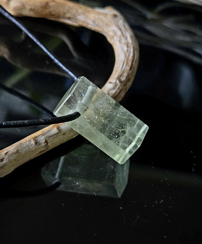 Kraftvoller Heliodor gelb grüner Beryll Goldberyll grün Kristall Stäbchen, Anhänger, 24 x 14 x 15 mm, gebohrt, an verstellbarem Lederband