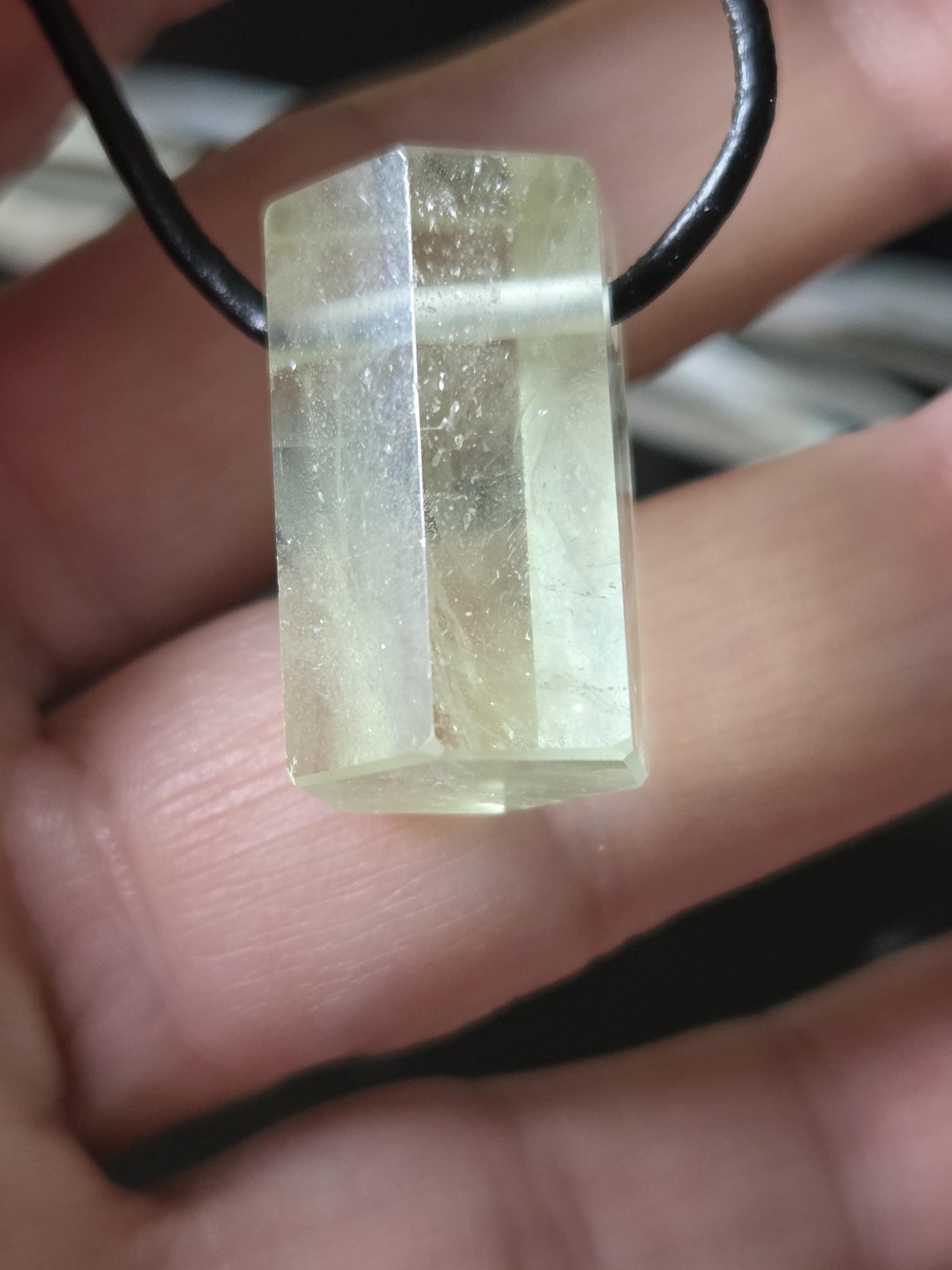 Kraftvoller Heliodor gelb grüner Beryll Goldberyll grün Kristall Stäbchen, Anhänger, 24 x 14 x 15 mm, gebohrt, an verstellbarem Lederband