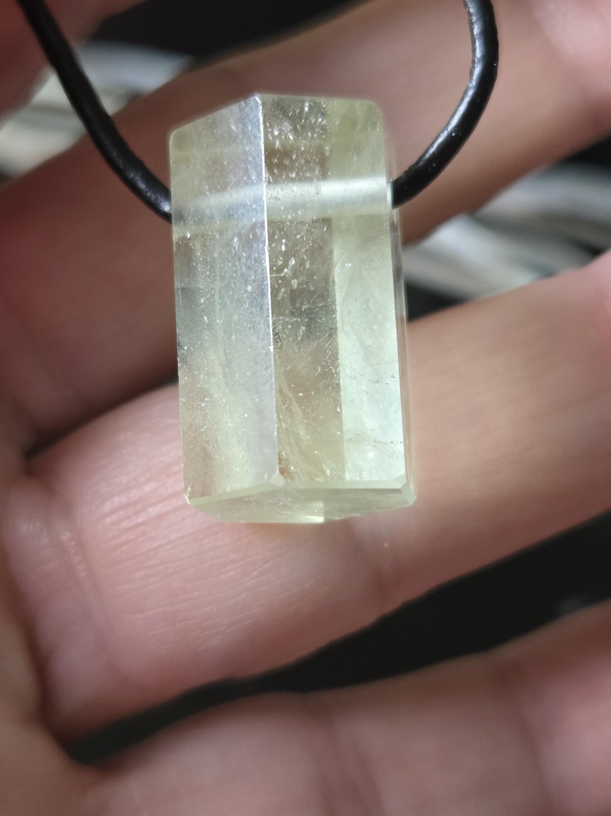 Kraftvoller Heliodor gelb grüner Beryll Goldberyll grün Kristall Stäbchen, Anhänger, 24 x 14 x 15 mm, gebohrt, an verstellbarem Lederband