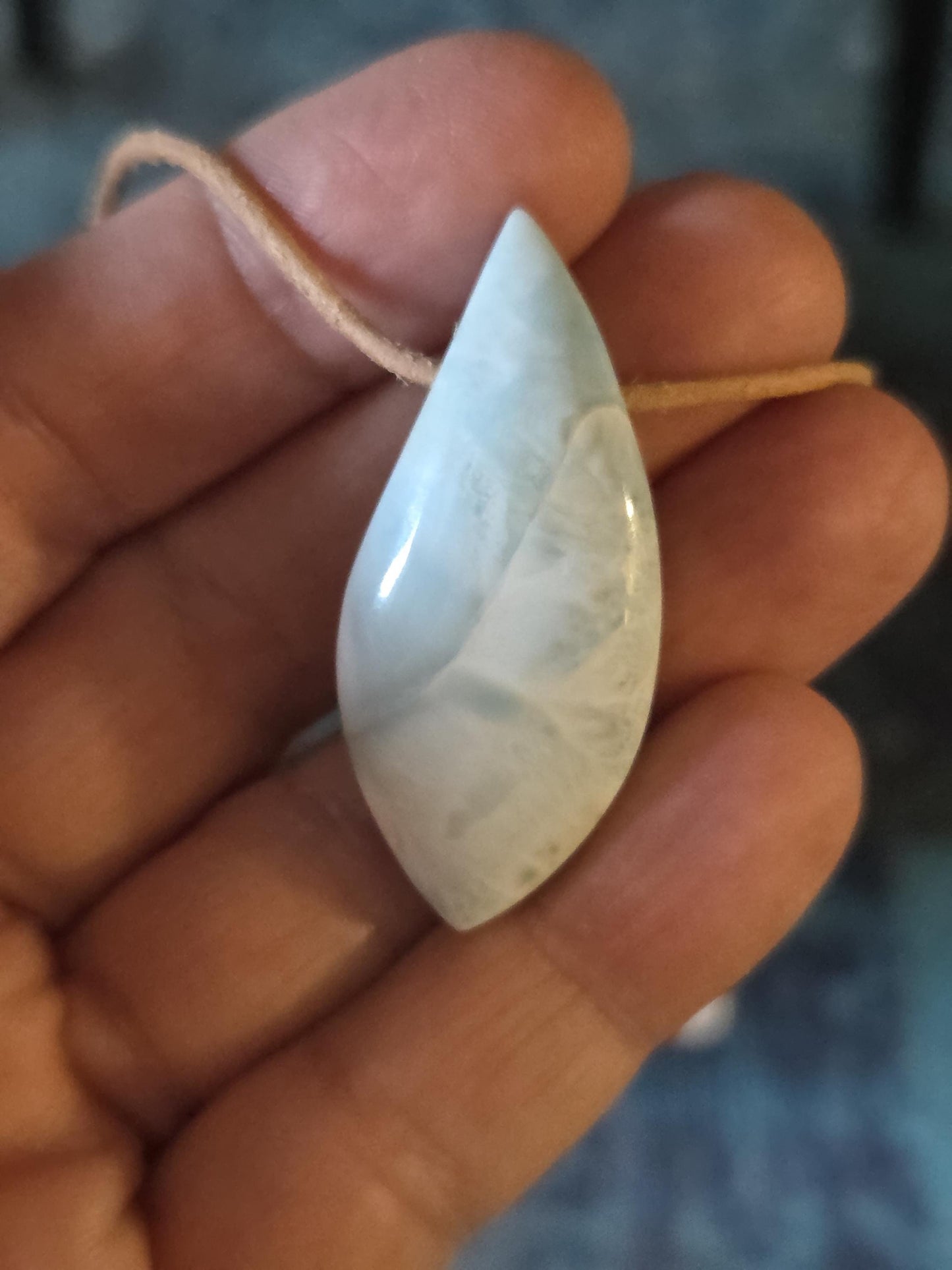 Herrlicher sommerfrischer Larimar, Atlantis Stein Anhänger, 43 x 20 x 8 mm, gebohrt, Larimar Anhänger, gebohrt, an verstellbarem Lederband