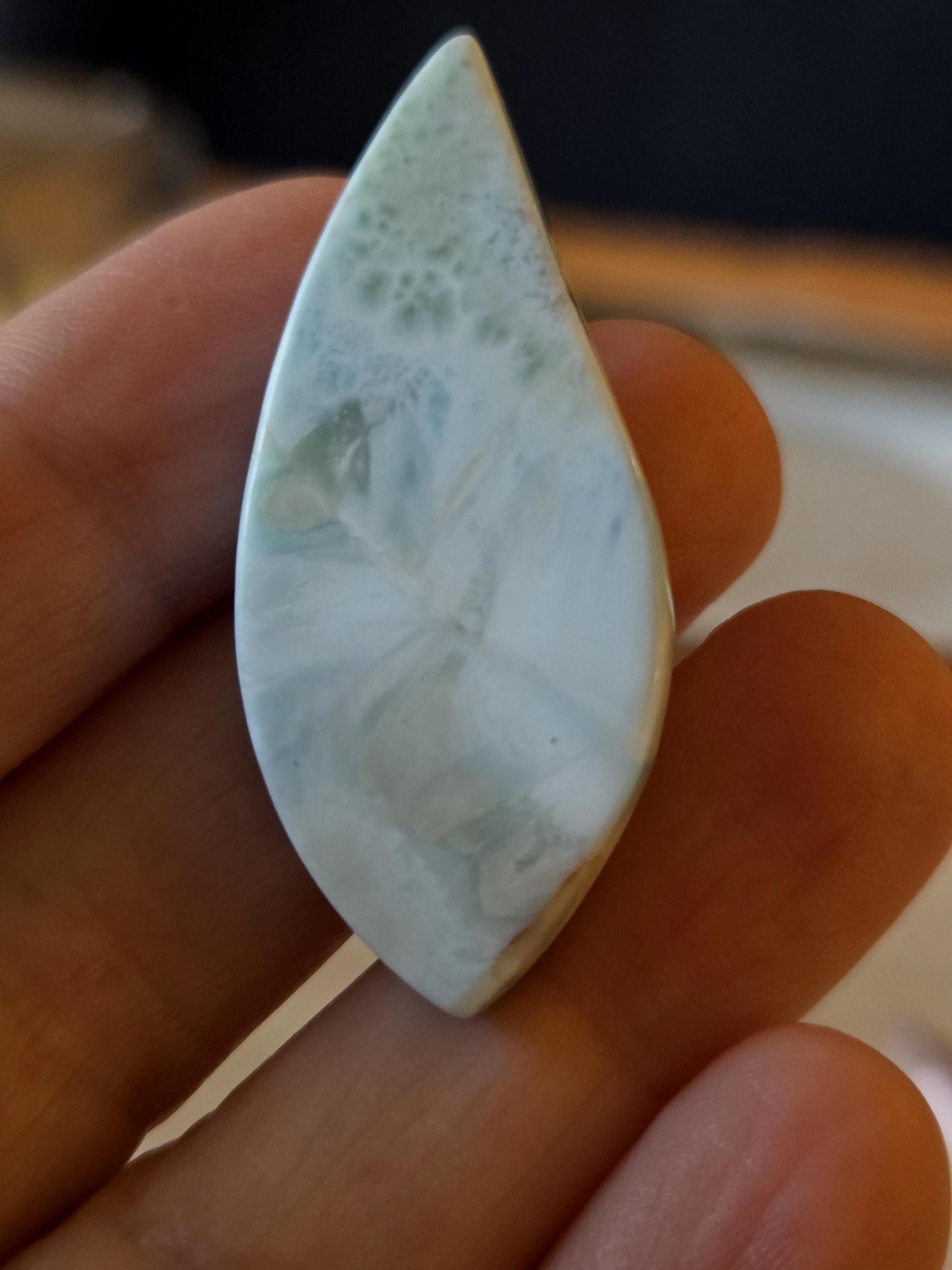 Herrlicher sommerfrischer Larimar, Atlantis Stein Anhänger, 43 x 20 x 8 mm, gebohrt, Larimar Anhänger, gebohrt, an verstellbarem Lederband