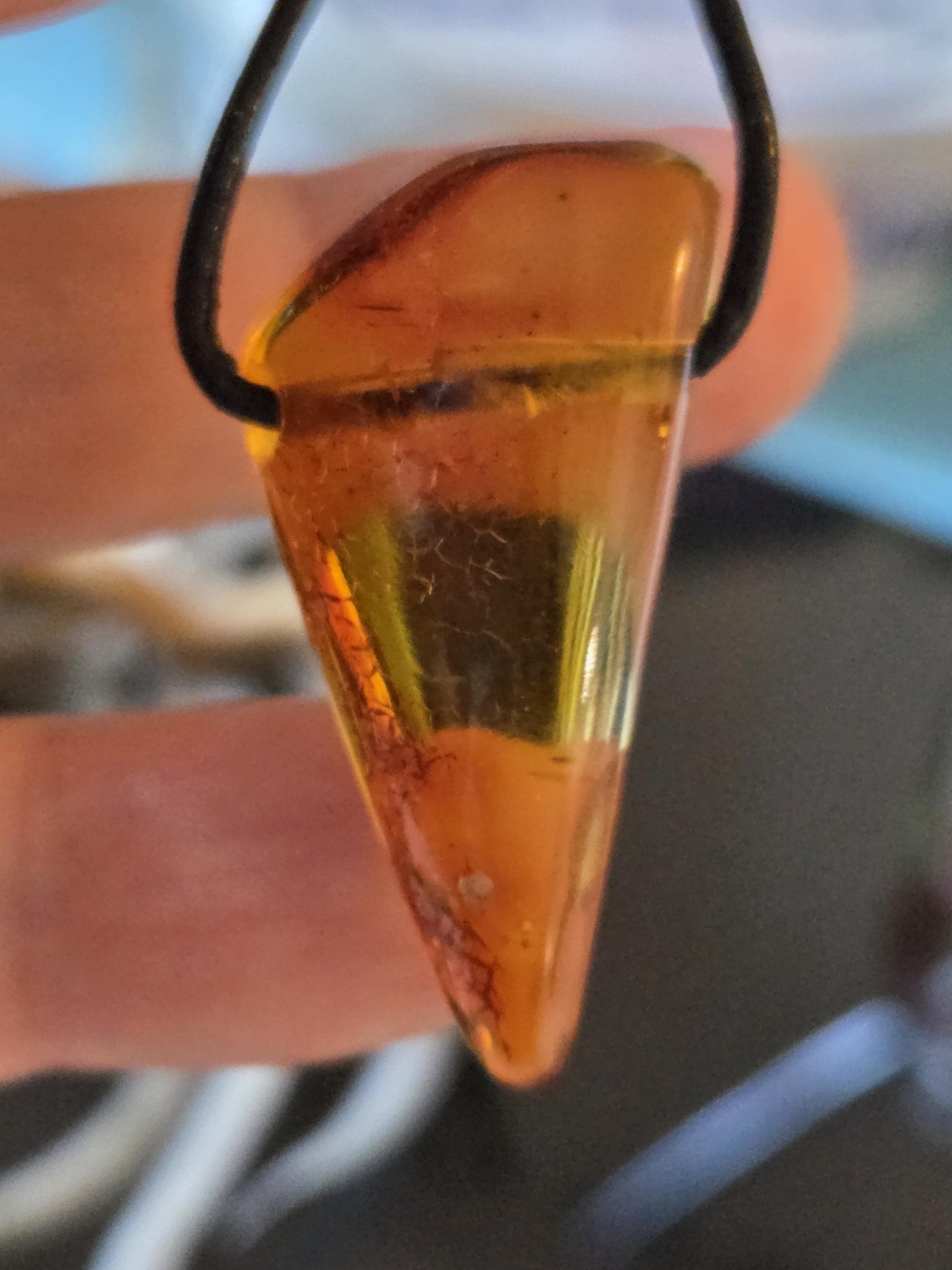 Feiner klarer baltischer Bernstein Anhänger, Bernstein Amulett, 36 x 20 x 10 mm , an Lederband