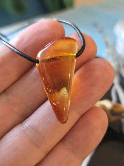 Feiner klarer baltischer Bernstein Anhänger, Bernstein Amulett, 36 x 20 x 10 mm , an Lederband