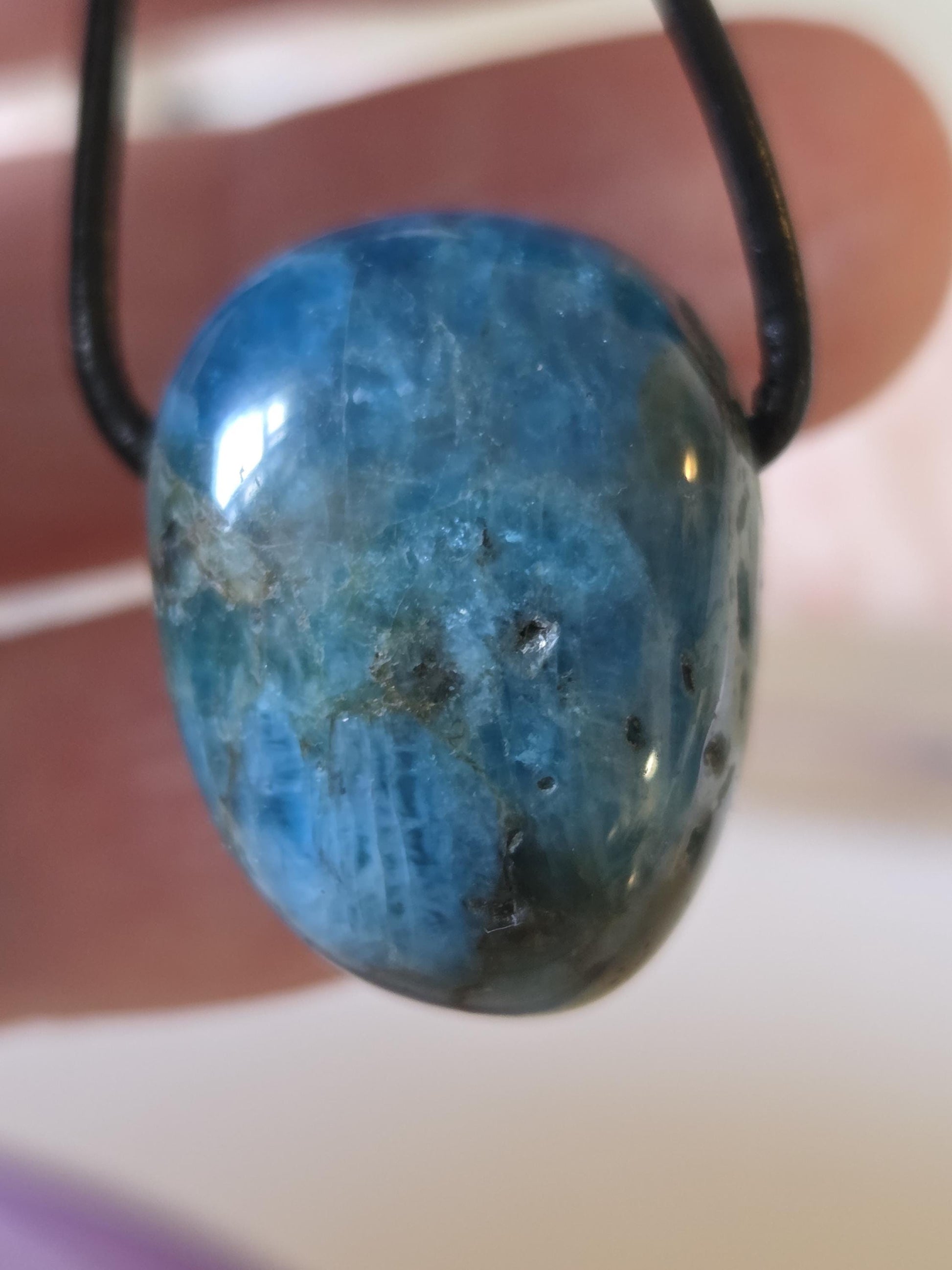 Wilder Apatit Anhänger, 25 x 19 x 18 mm, gebohrt, an verstellbarem Lederband