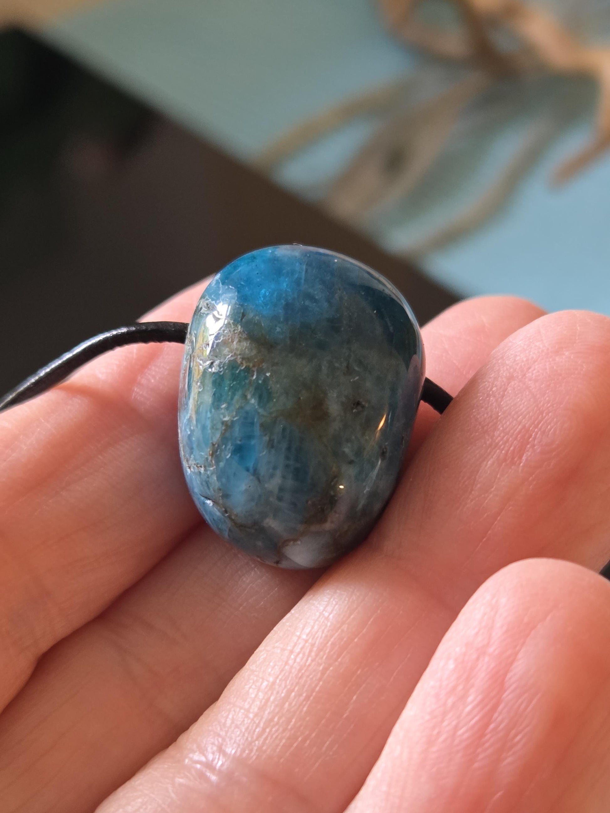 Wilder Apatit Anhänger, 25 x 19 x 18 mm, gebohrt, an verstellbarem Lederband