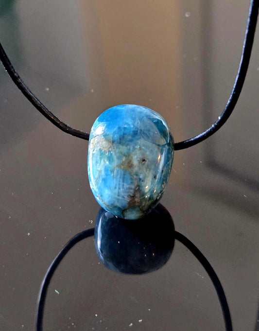 Wilder Apatit Anhänger, 25 x 19 x 18 mm, gebohrt, an verstellbarem Lederband