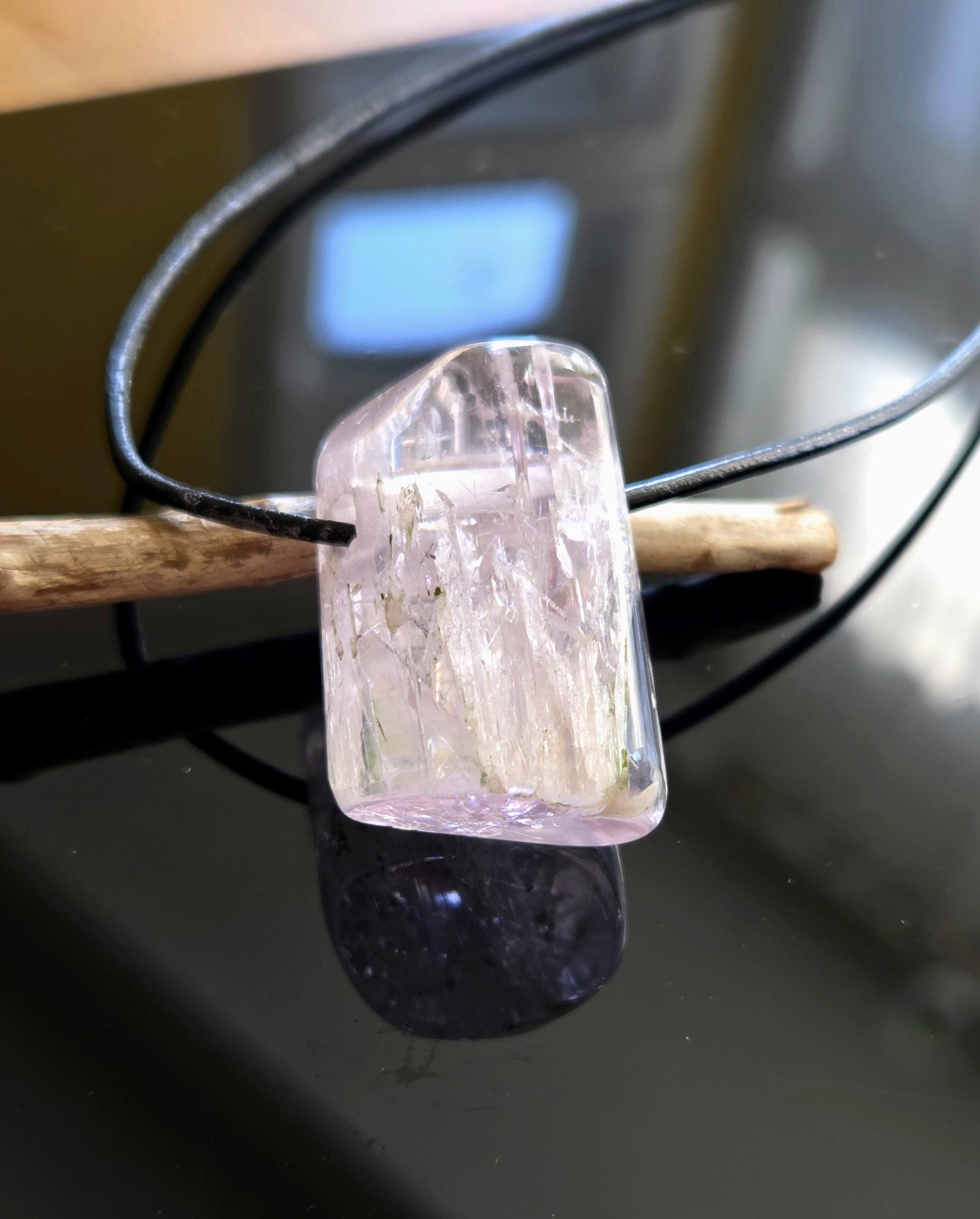 Kunzit Kristall geschliffen, Anhänger, 30 x 20 x 16 mm, gebohrt, an verstellbarem Lederband,