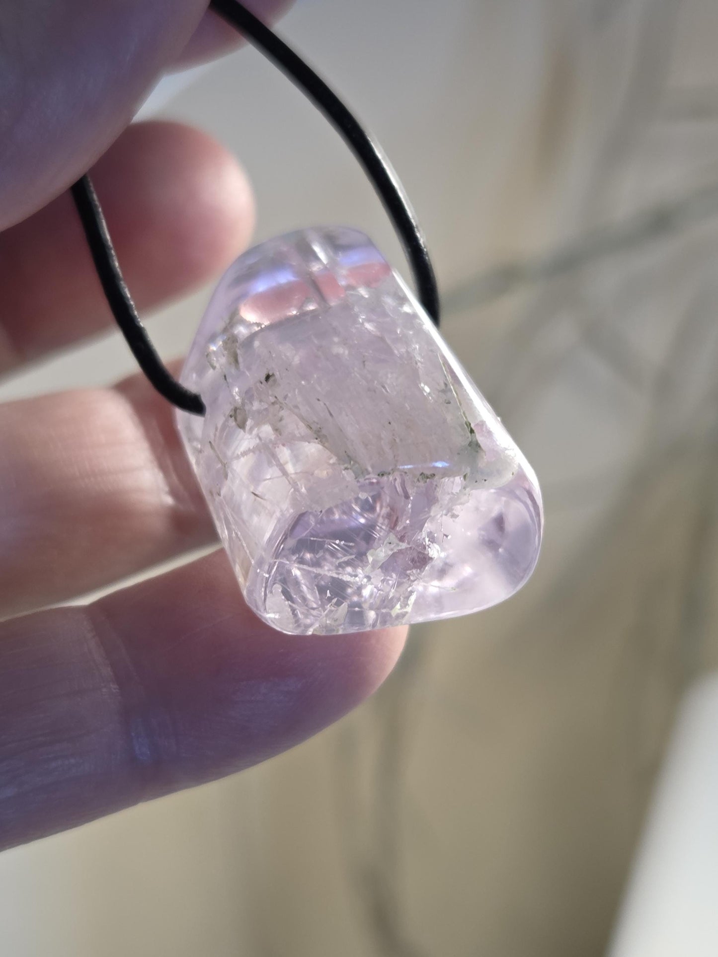 Kunzit Kristall geschliffen, Anhänger, 30 x 20 x 16 mm, gebohrt, an verstellbarem Lederband,