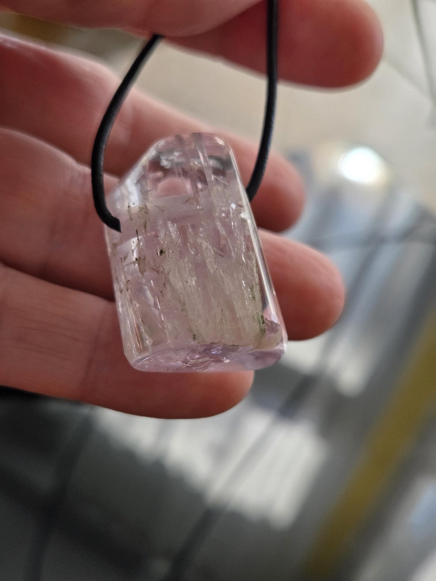 Kunzit Kristall geschliffen, Anhänger, 30 x 20 x 16 mm, gebohrt, an verstellbarem Lederband,