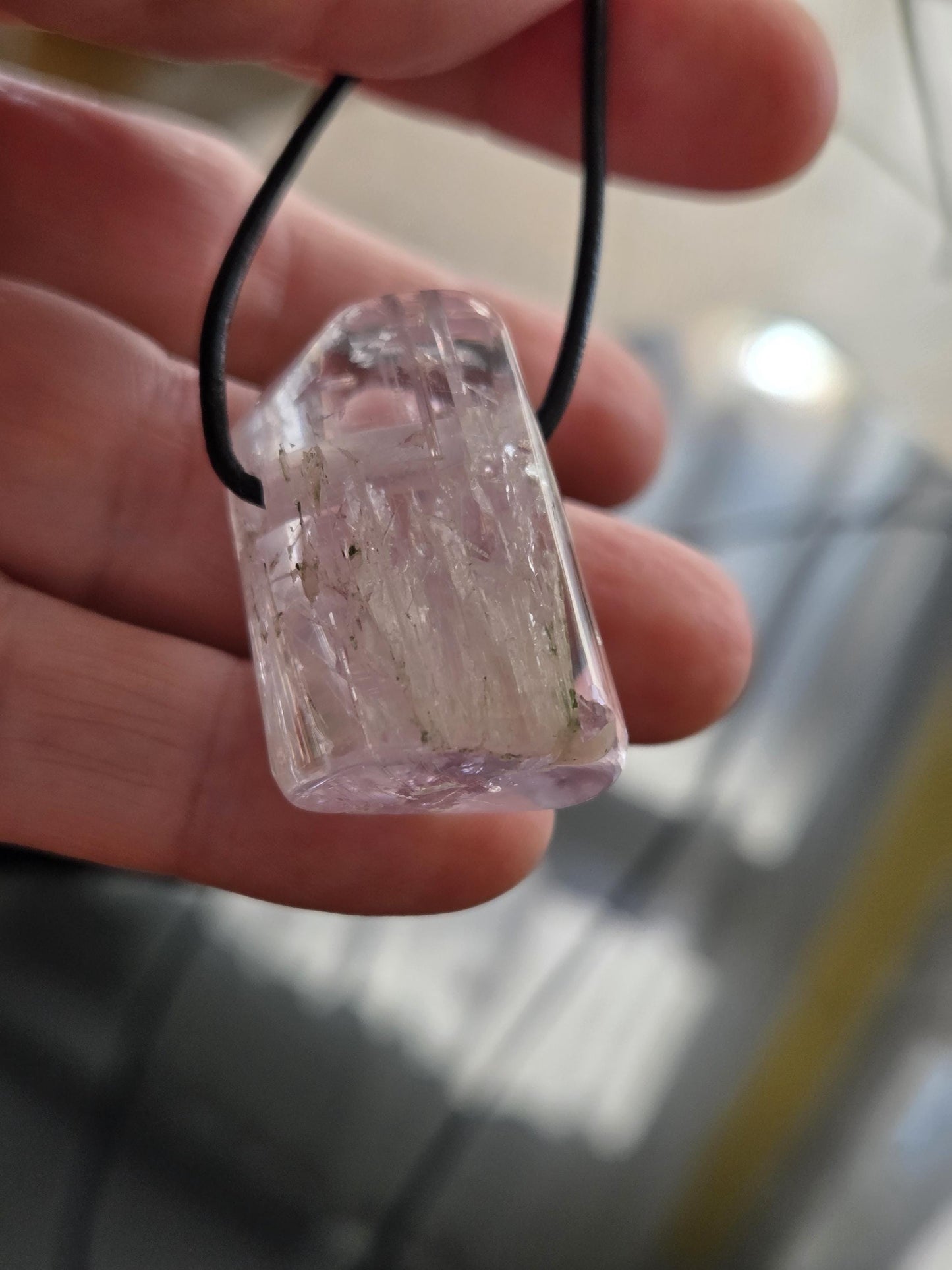 Kunzit Kristall geschliffen, Anhänger, 30 x 20 x 16 mm, gebohrt, an verstellbarem Lederband,