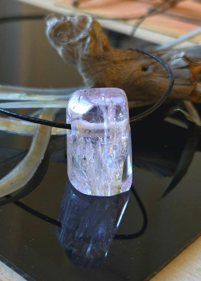 Kunzit Kristall geschliffen, Anhänger, 30 x 20 x 16 mm, gebohrt, an verstellbarem Lederband,