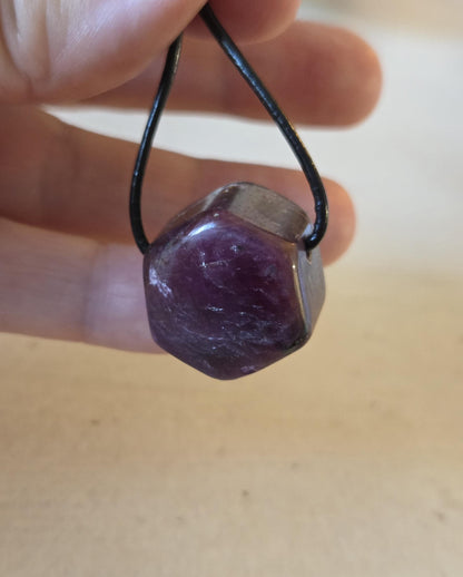 Rubin Kristall Anhänger, Ruby pedants , 23 x 20 x 17 mm, gebohrt, an verstellbarem Lederband