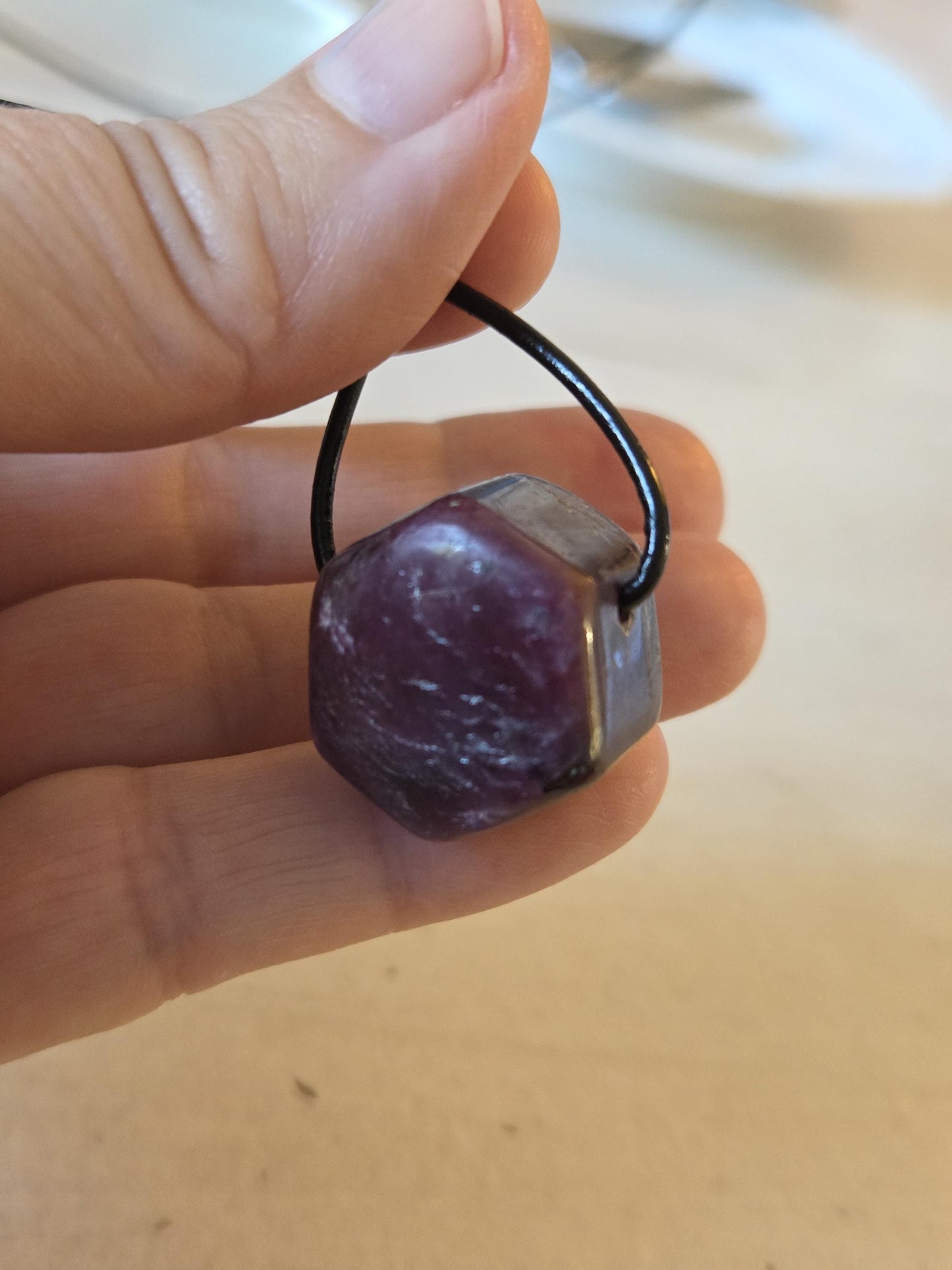 Rubin Kristall Anhänger, Ruby pedants , 23 x 20 x 17 mm, gebohrt, an verstellbarem Lederband
