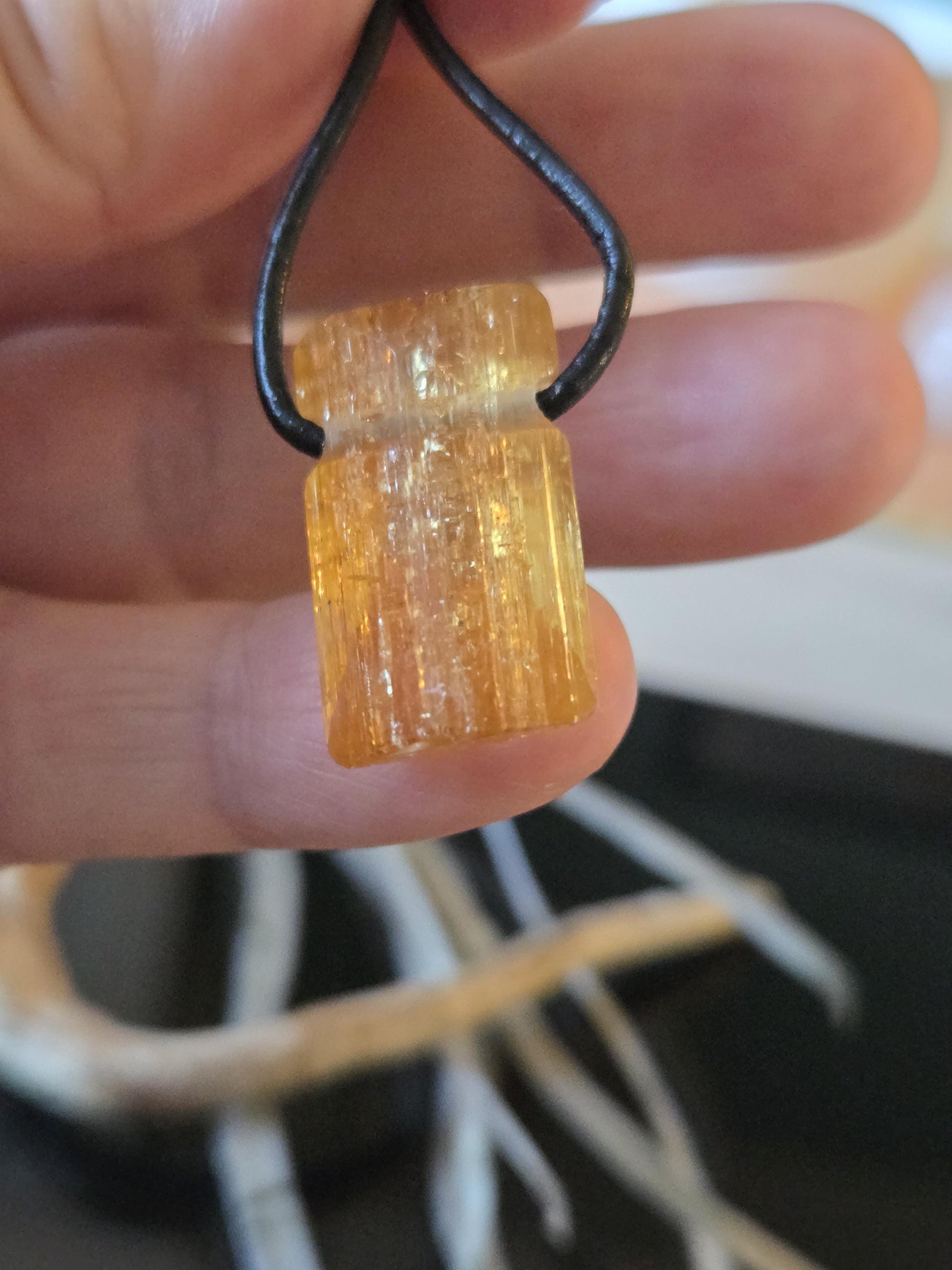 Feiner Imperial Topas Kaiser Topas Goldtopas seltene rötlich goldene Farbe, Anhänger, 24 x 16 x 10 mm, gebohrt, an verstellbarem Lederband