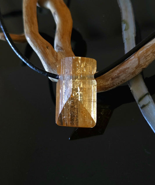 Feiner Imperial Topas Kaiser Topas Goldtopas seltene rötlich goldene Farbe, Anhänger, 24 x 16 x 10 mm, gebohrt, an verstellbarem Lederband