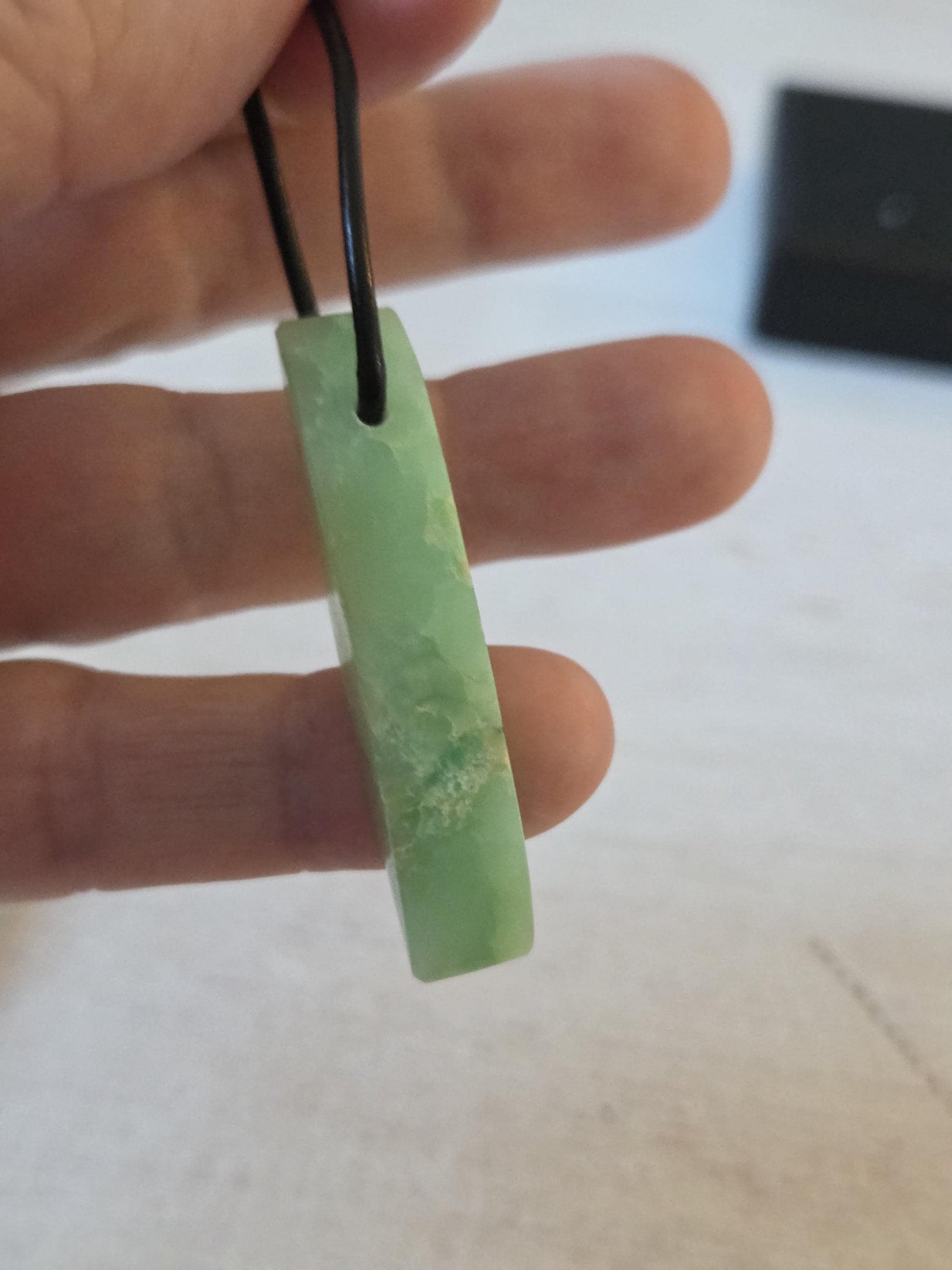 Frühlingsfrischer Chrysopras Anhänger 45 x 9 x 9 mm, gebohrt, an verstellbarem Lederband