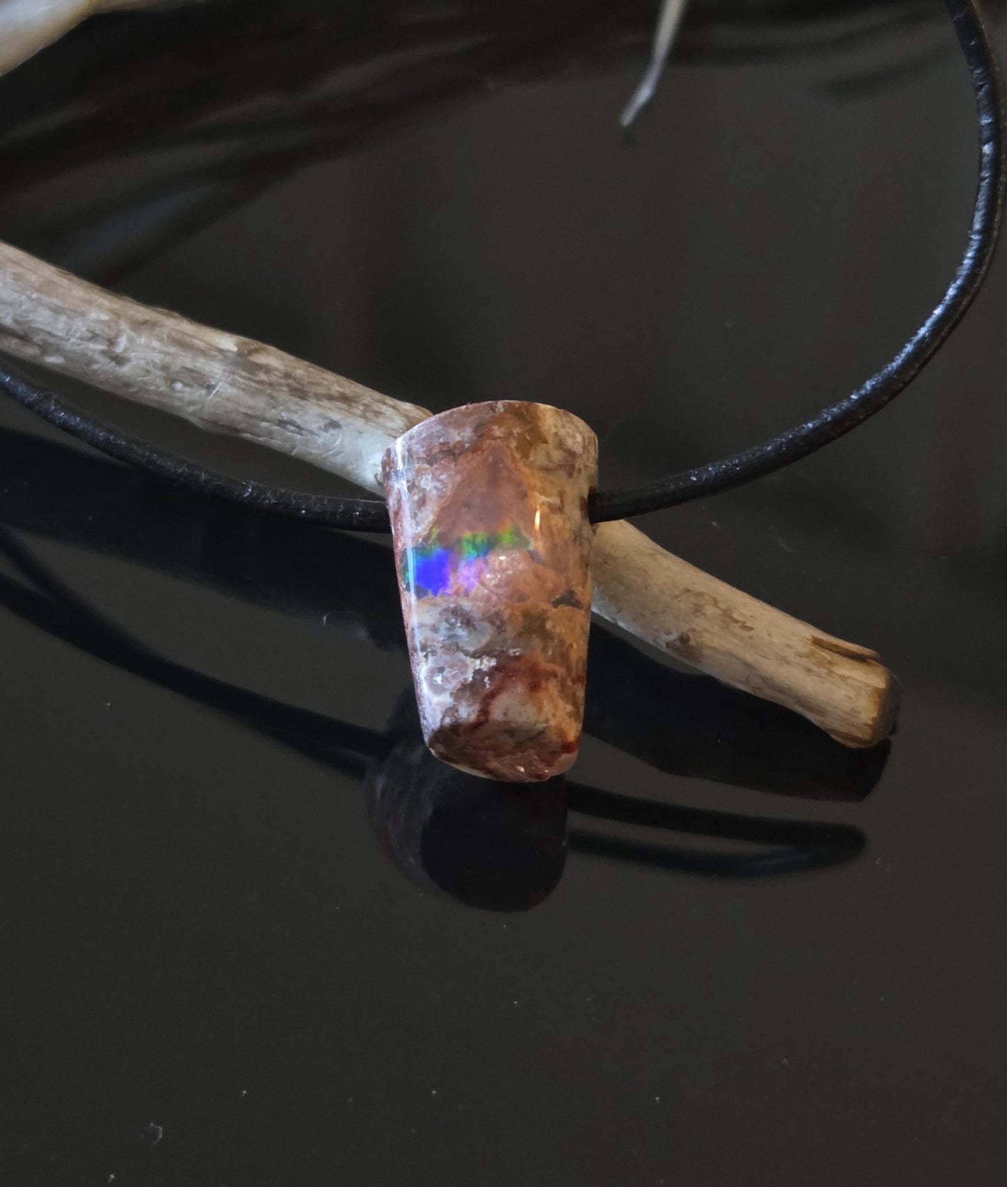 Atemberaubender kleiner mexikanischer Feueropal Anhänger, 19 x 13 x 14 mm, gebohrt, an verstellbarem Lederband