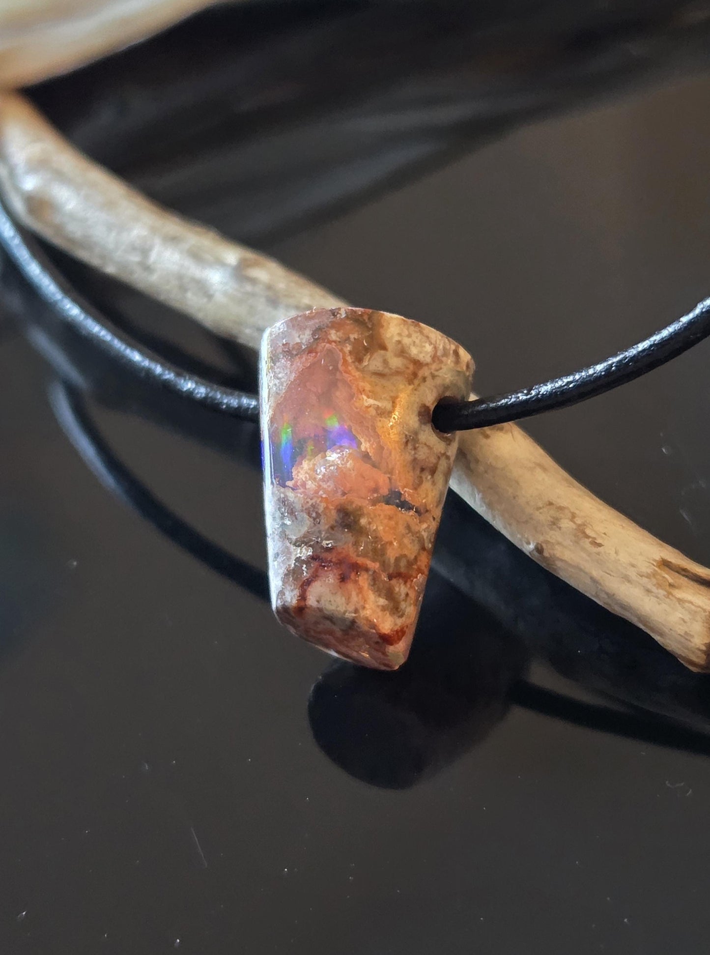 Atemberaubender kleiner mexikanischer Feueropal Anhänger, 19 x 13 x 14 mm, gebohrt, an verstellbarem Lederband