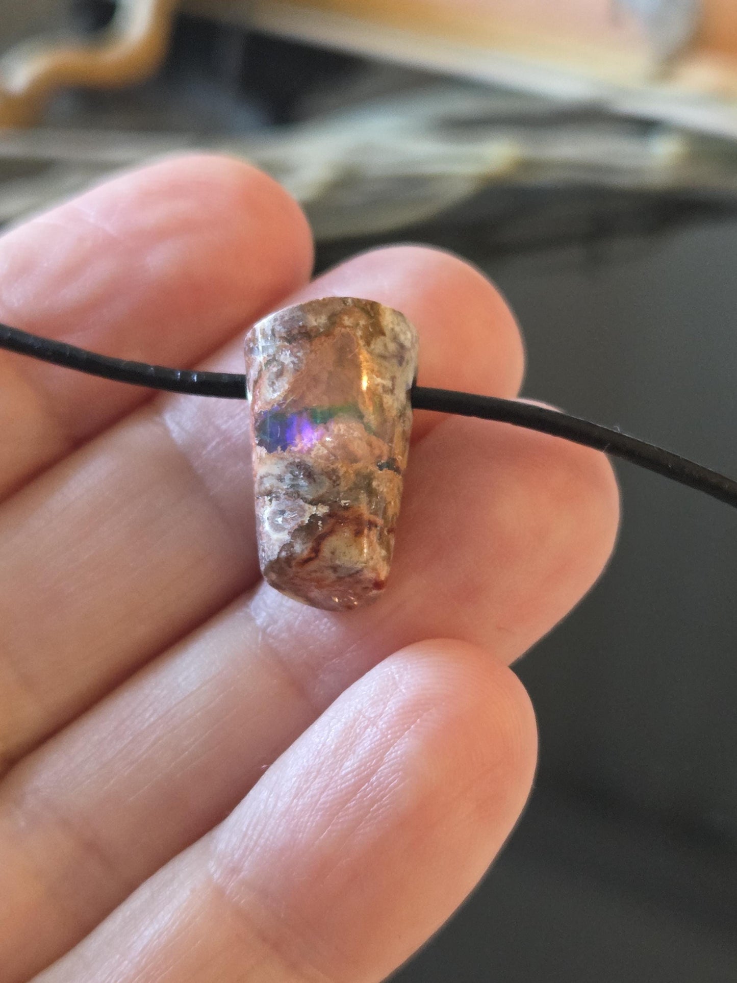 Atemberaubender kleiner mexikanischer Feueropal Anhänger, 19 x 13 x 14 mm, gebohrt, an verstellbarem Lederband