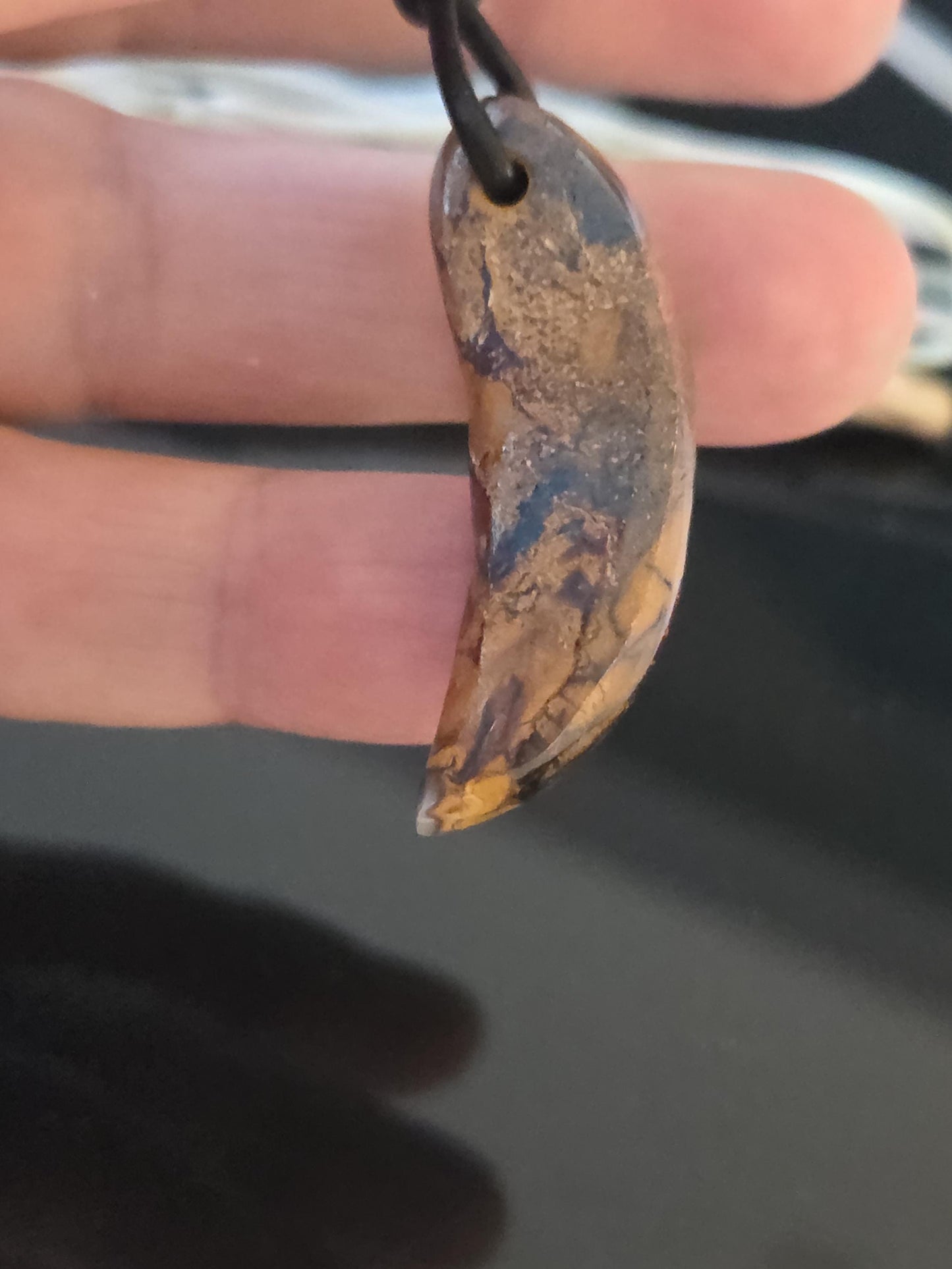 Boulder Opal, Boulderopal Anhänger, "Australien Croissant", 39 x 12 x 8 mm, gebohrt, an verstellbarem Lederband