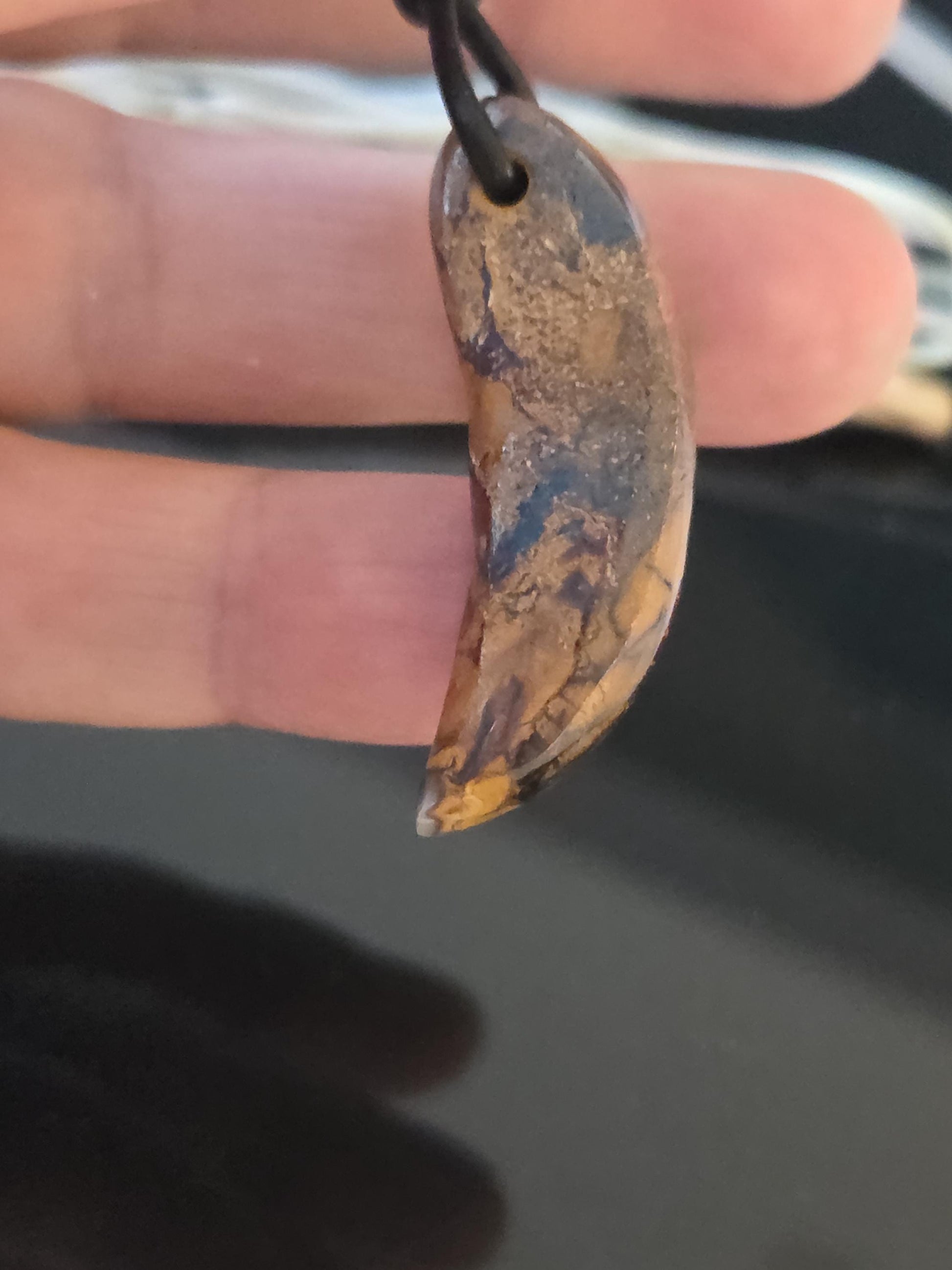 Boulder Opal, Boulderopal Anhänger, "Australien Croissant", 39 x 12 x 8 mm, gebohrt, an verstellbarem Lederband