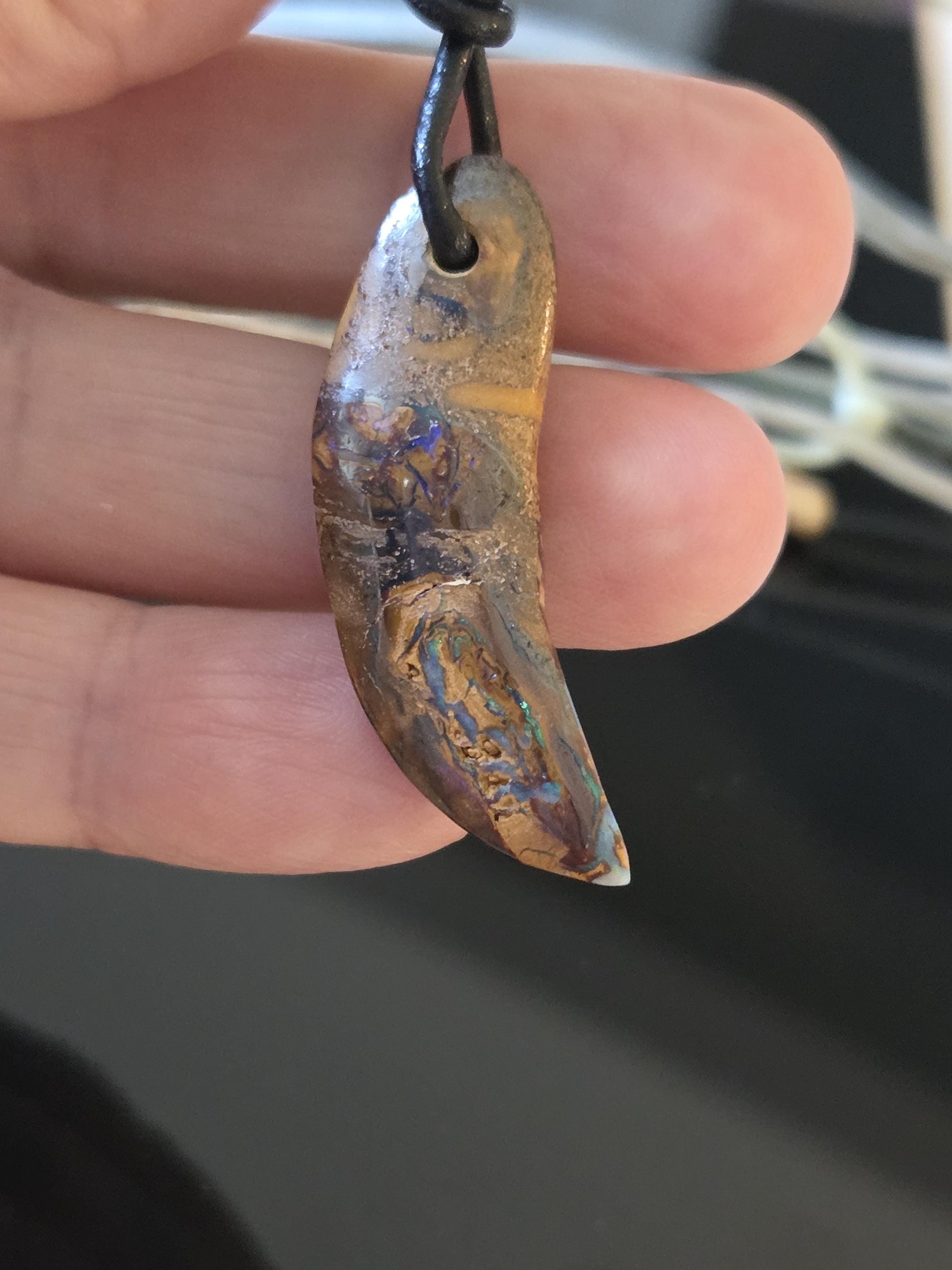 Boulder Opal, Boulderopal Anhänger, "Australien Croissant", 39 x 12 x 8 mm, gebohrt, an verstellbarem Lederband