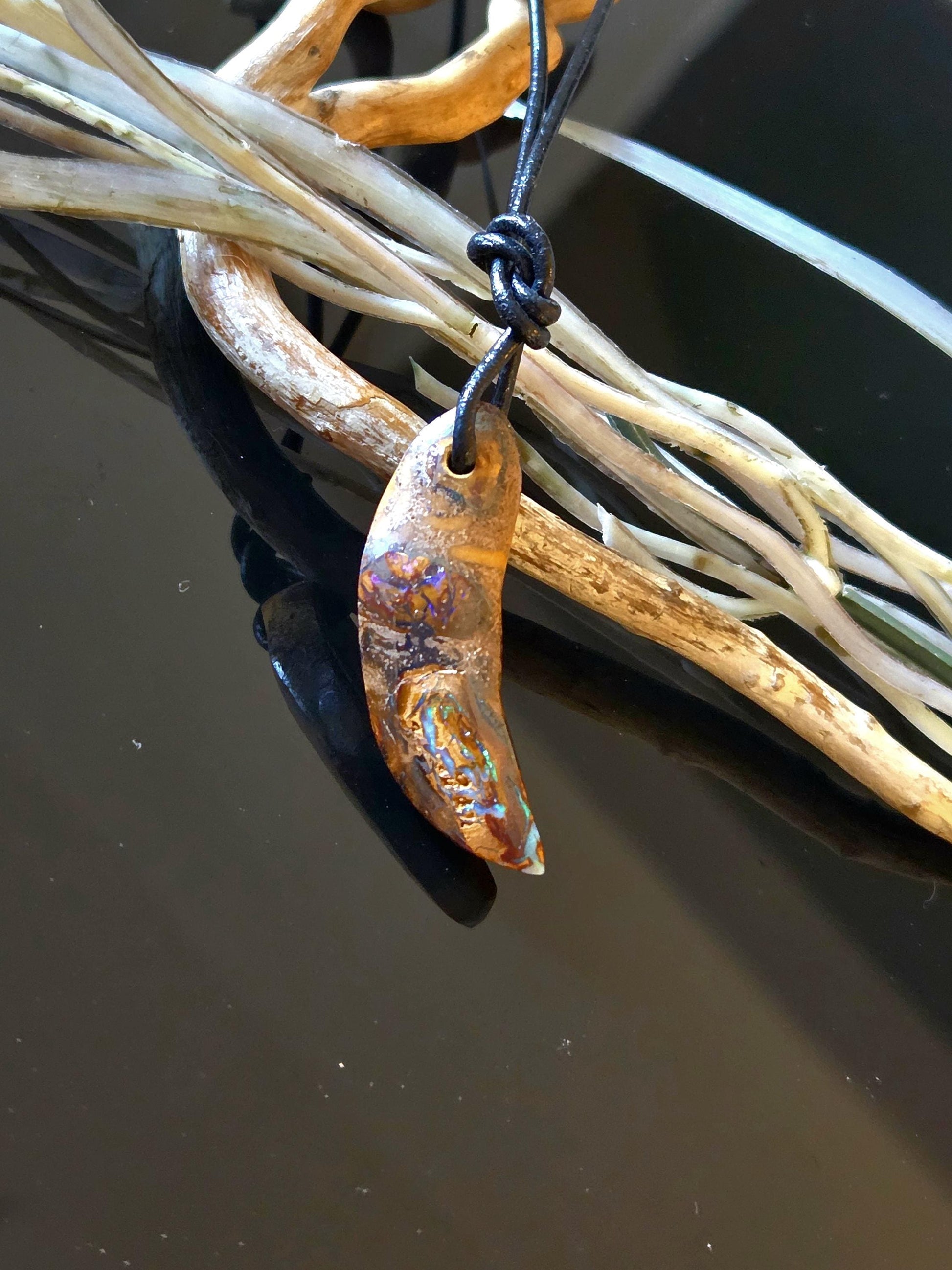 Boulder Opal, Boulderopal Anhänger, "Australien Croissant", 39 x 12 x 8 mm, gebohrt, an verstellbarem Lederband