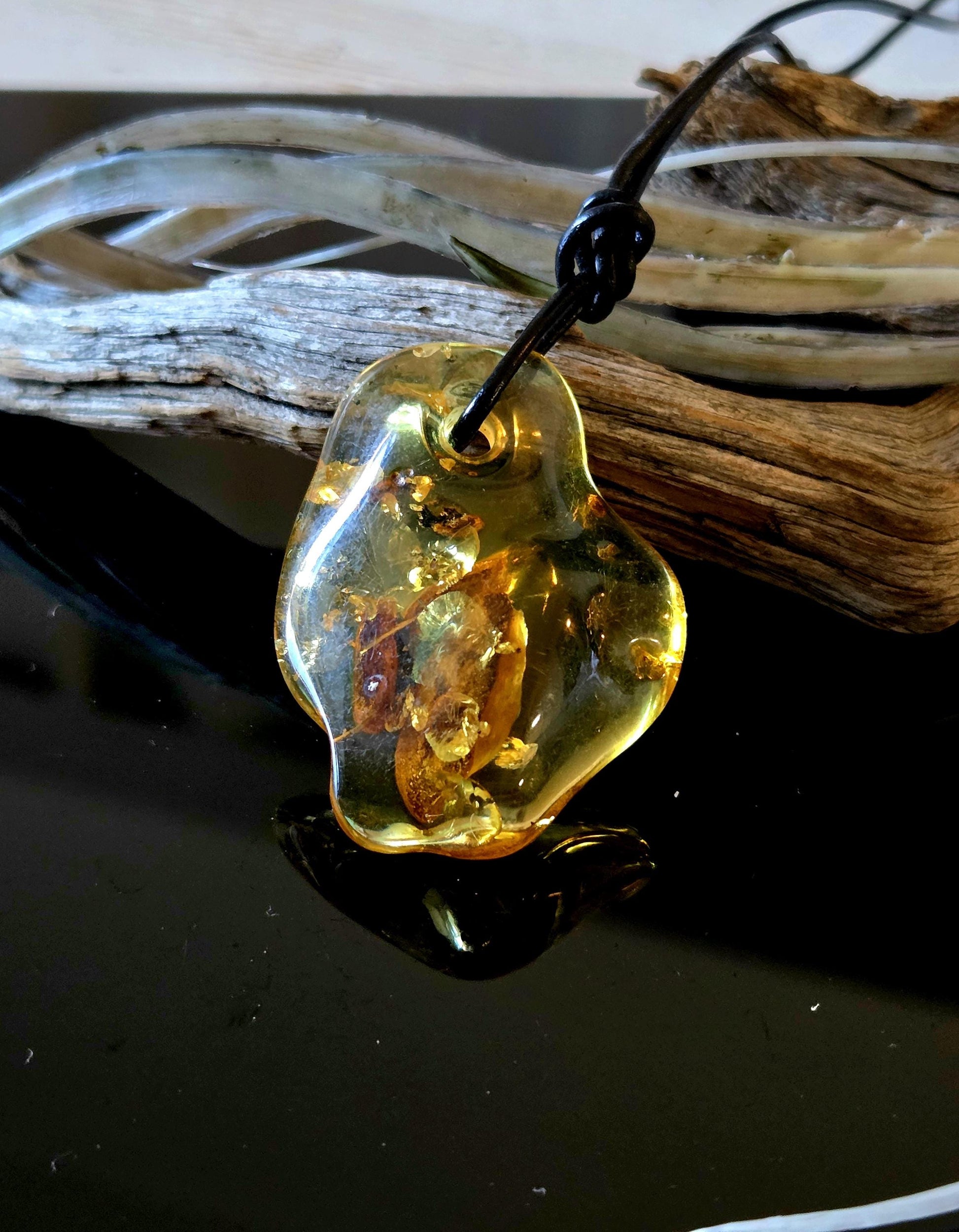Baltischer inklusen Bernstein Anhänger, mit Einschlüssen von , Pflanzenteilen und Mini Insekt 42 x 33 x 12 mm, an verstellbarem Lederband