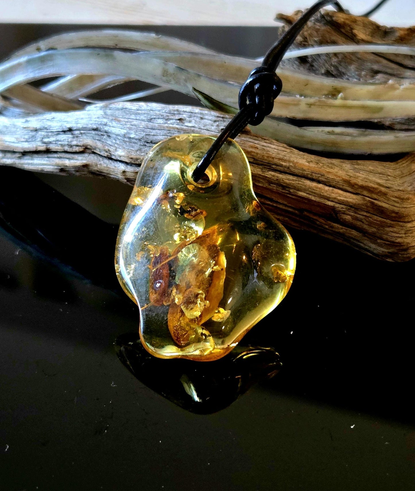 Baltischer inklusen Bernstein Anhänger, mit Einschlüssen von , Pflanzenteilen und Mini Insekt 42 x 33 x 12 mm, an verstellbarem Lederband