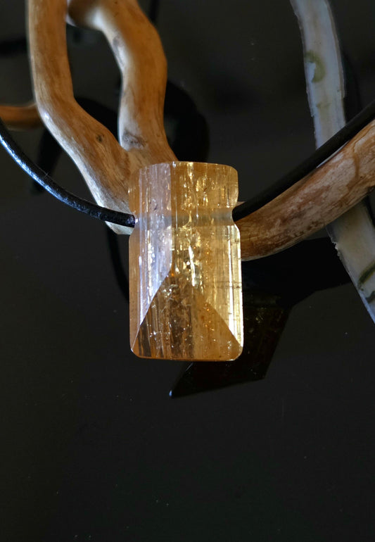 Feiner Imperial Topas Kaiser Topas Goldtopas seltene rötlich goldene Farbe, Anhänger, 24 x 16 x 10 mm, gebohrt, an verstellbarem Lederband