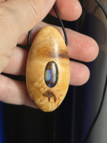 Baumperlen Anhänger der Buche mit Boulder Opal, Holz Anhänger mit Edelstein, 55 x 28 x 15 mm, an verstellbarem Lederband