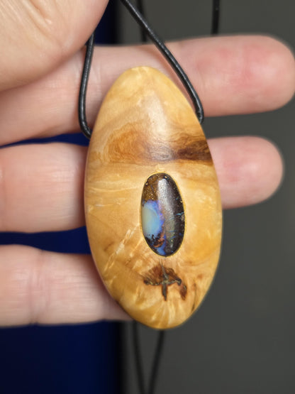 Baumperlen Anhänger der Buche mit Boulder Opal, Holz Anhänger mit Edelstein, 55 x 28 x 15 mm, an verstellbarem Lederband