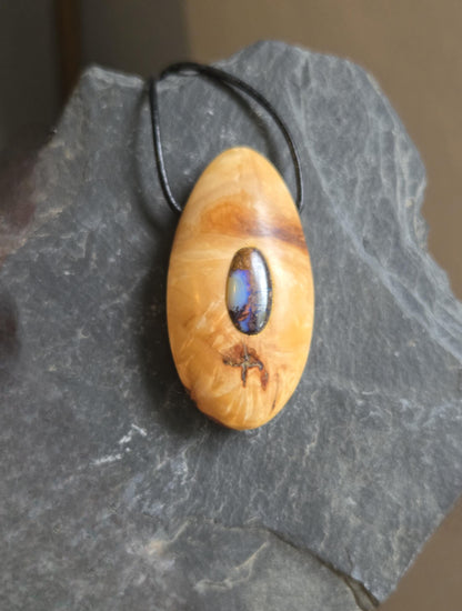 Magische Baumperle der Buche mit Boulder Opal, Holz Anhänger, 55 x 28 x 15 mm, an verstellbarem Lederband