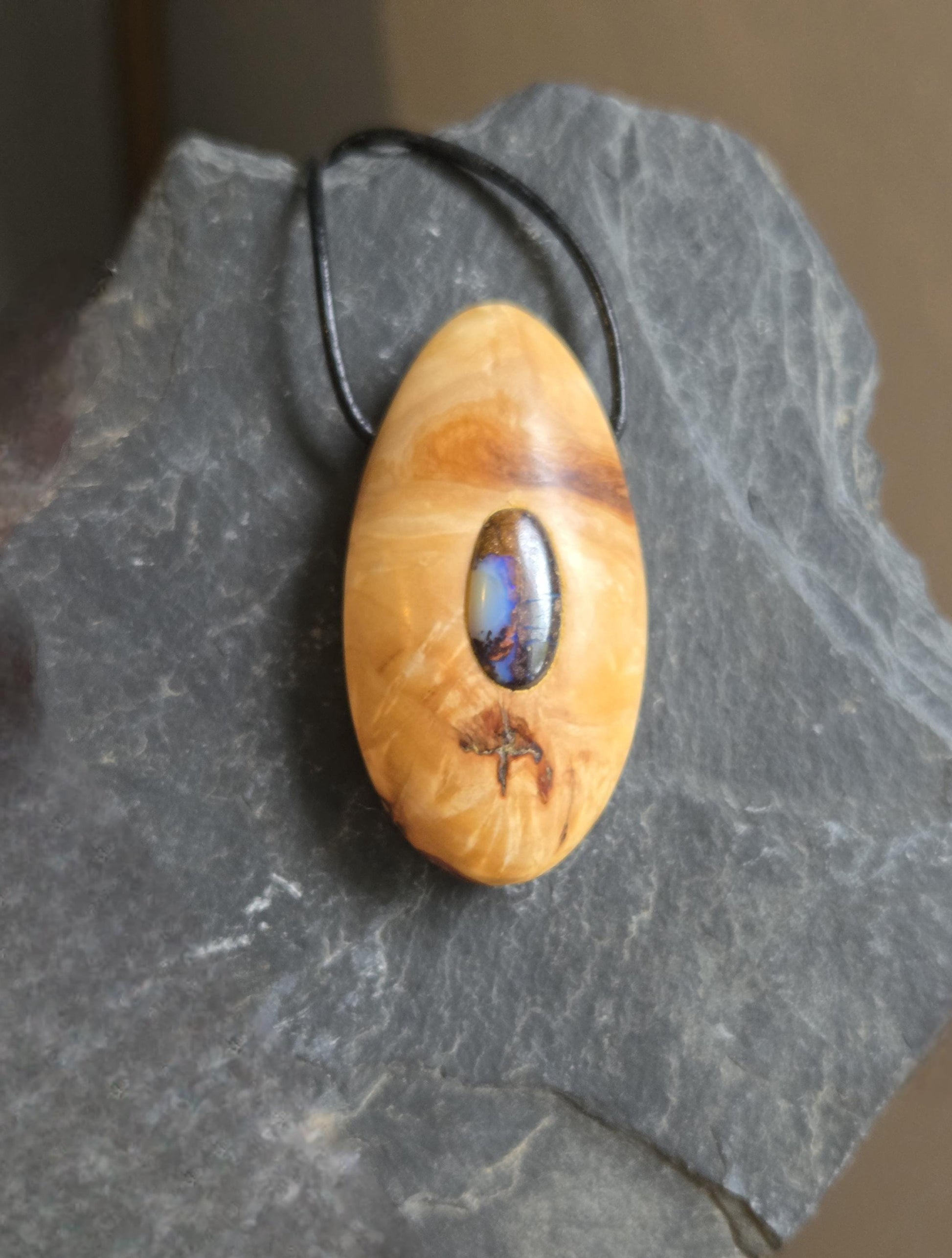 Baumperlen Anhänger der Buche mit Boulder Opal, Holz Anhänger mit Edelstein, 55 x 28 x 15 mm, an verstellbarem Lederband