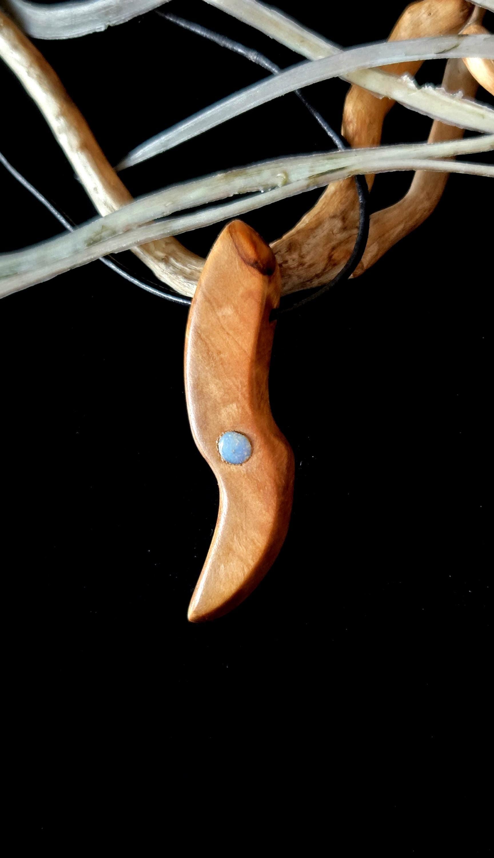 Olivenholz mit Boulder Opal, Kristall Opal Holz Anhänger, 60 x 15 x 10 mm, gebohrt, an Lederband
